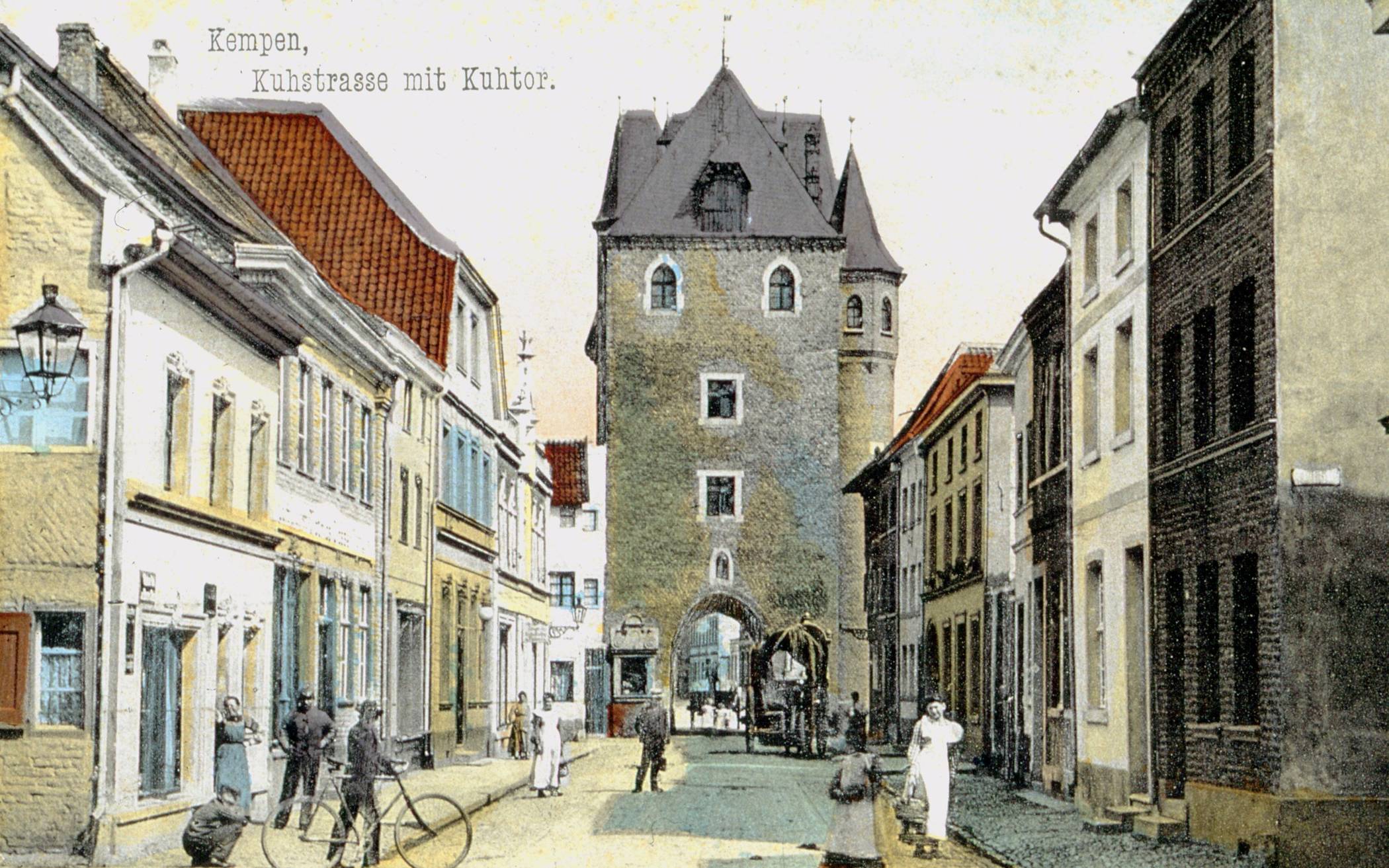 Die Postkarte zeigt die Kuhstraße mit Kuhtor, an dem die Radroute des Monats August entlangführt. Der Torturm wurde 1350 erbaut und ist das Einzige noch erhaltene Stadttor in Kempen. Repro: Kreis Viersen