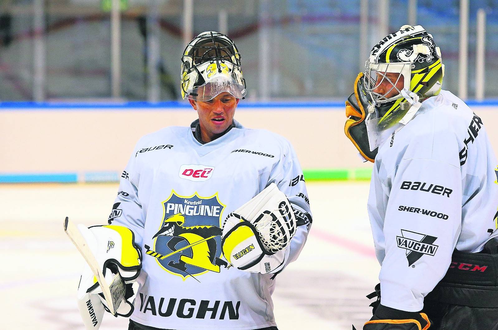 Das Torwartduo Dimitri Pätzold (links) und Jussi Rynnäs tauschten sich im Training intensiv aus.