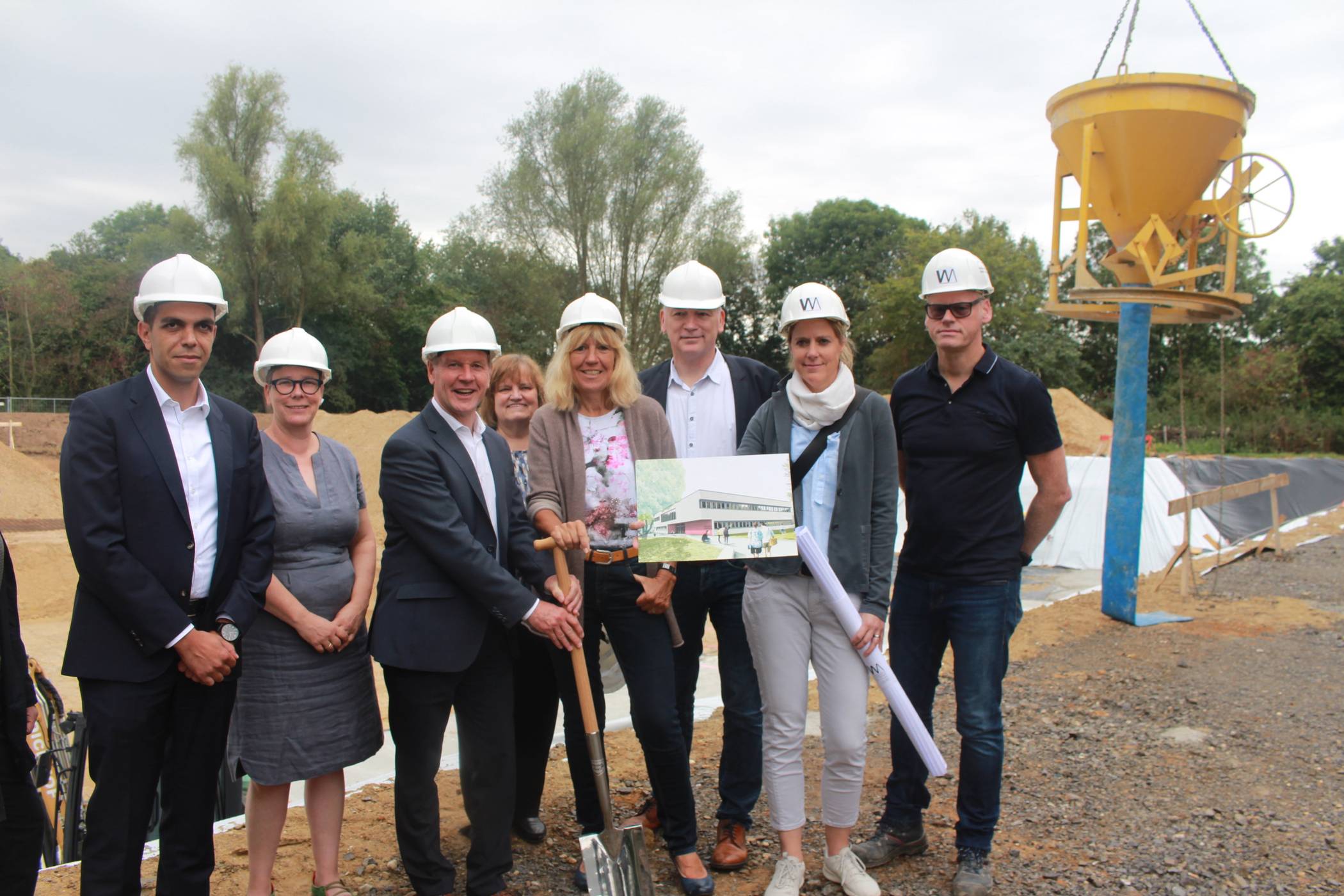  Besuch auf der Baustelle am Reepenweg in Hüls: Bürgermeisterin Gisela Klaer und ihr Kerkener Amtskollege Dirk Möcking (mit Spaten), die Architekten Katrin und Jörg Wollenweber (r.), Schulleiterin Regina Lingel-Moses (Mitte), Schulamtsleiter Jürgen Maas (3.v.r.) und Krefelds Gebäudemanager Rachid Jaghou (l.). 