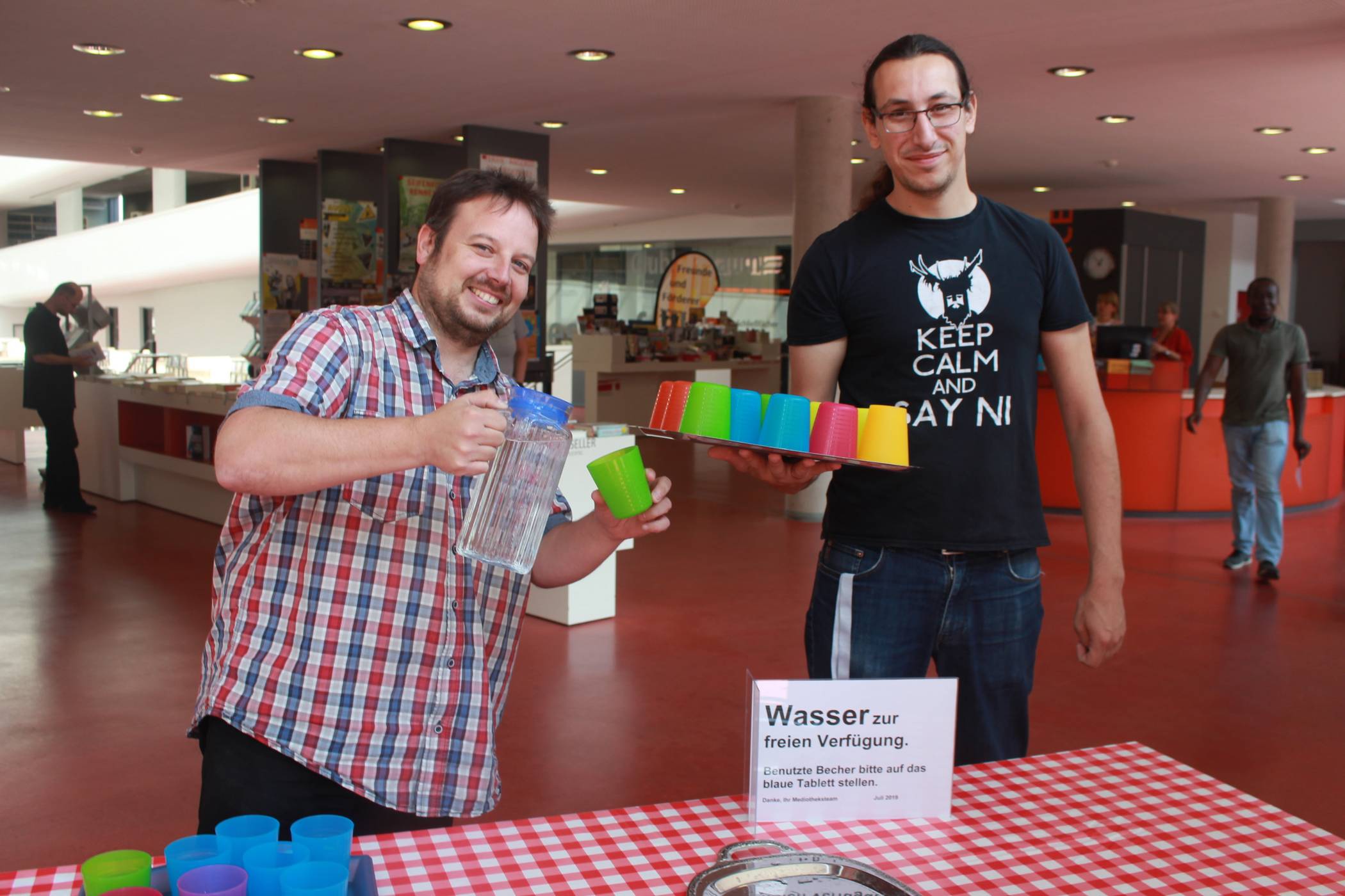  Erfrischung: Für einen zusätzlichen Service während heißer Sommertage sorgen der stellvertretende Mediotheksleiter Simon Hoffmann (r.) und Medienfachangestellter Martin Kramer. Sie stellen am Eingang frisches Leitungswasser zur Verfügung. Jeder Mediotheksbesucher darf sich kostenlos bedienen. 