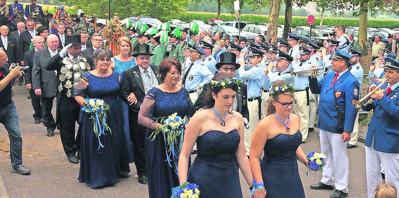  Die Frontabnahme durch das Königshaus im vergangenen Jahr. 