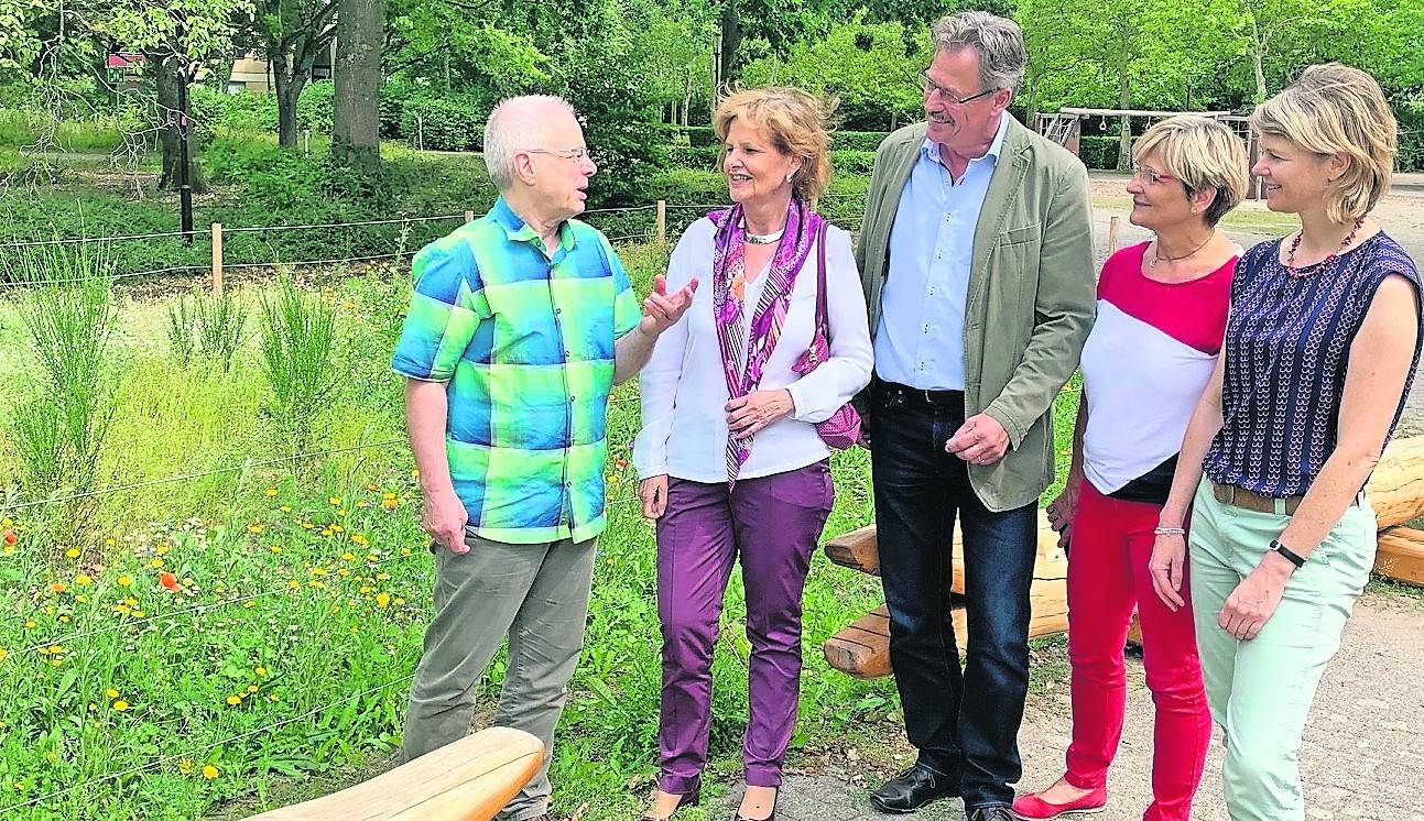 von links: Helmut Kessler, Bürgermeisterin Angelika Mielke-Westerlage, Volker Große, Dana Frey (Stabsstelle Umwelt der Stadt Meerbusch) und Anna Hardenberg (Landschaftsarchitektin Stadt Meerbusch) sahen sich gemeinsam die Insektenschutzprojekte der Stadt an.Der Schulhof der Eichendorff-Grundschule ist dank der Umgestaltung zu einem Insektenparadies geworden. Die neue Philosophie wird auch Auswirkungen auf Gestaltung, Pflege und Erscheinungsbild städtischer Grünflächen haben.