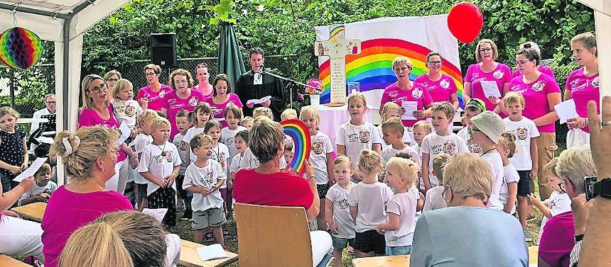 Dagmar Schröder übergibt die Kita-Leitung an Anke Zetzen.Die evangelische Kindertagesstätte Zwergenland in Lötsch feierte ihr Sommerfest und gleichzeitig den Abschied von Kita-Leiterin Dagmar Schröder.