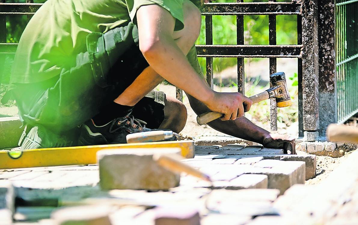 Lohn-Plus im Garten- und Landschaftsbau: Ab August bekommen die Beschäftigten mehr Geld, so die Handwerksgewerkschaft IG BAU. 