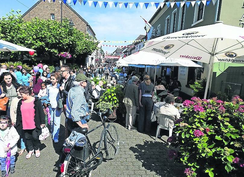 Wie jedes Jahr: Buntes Markttreiben erwartet die Besucher. Das ganze Wochenende lang bietet das Dohlenfest auf dem Bischof-Dingelstad-Platz beste Unterhaltung für Groß und Klein.Fotoarchiv (3): Bruno Schüttler
