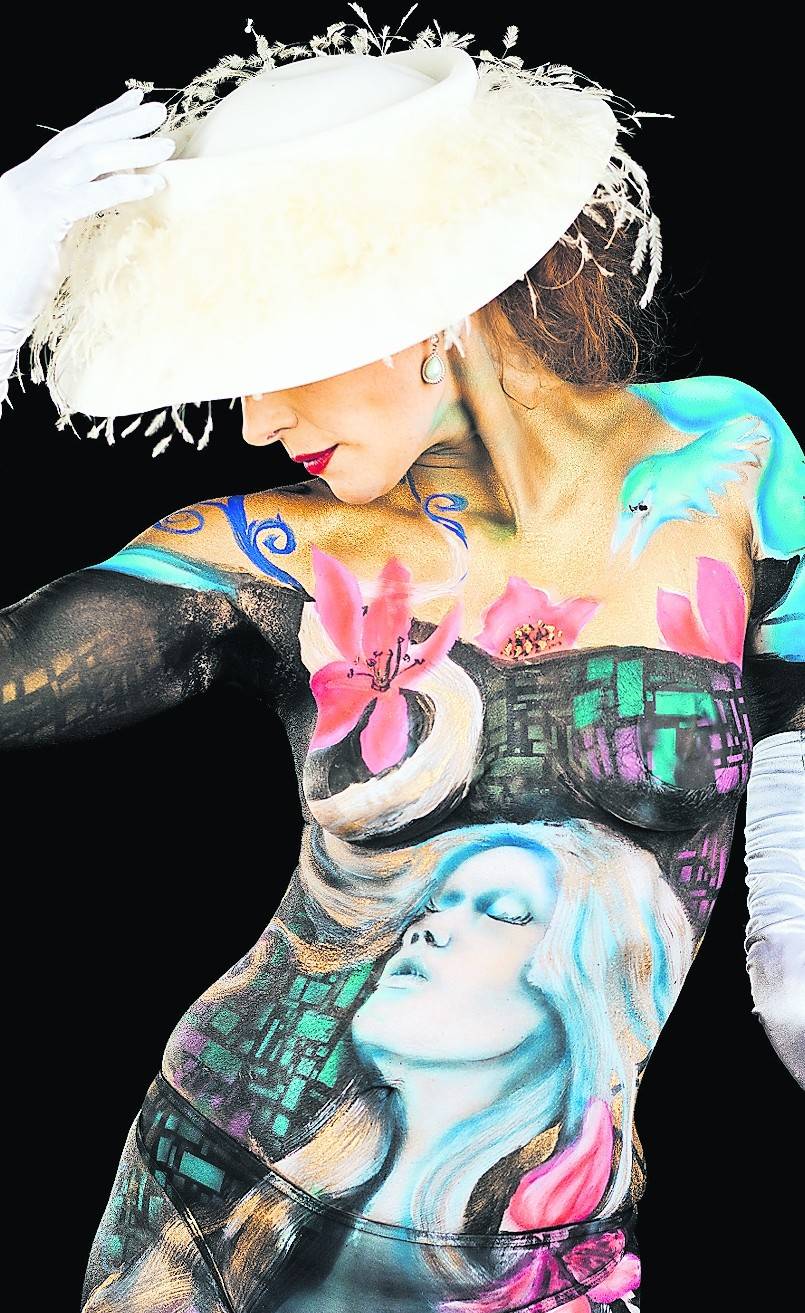 Die Künstlerin Susanne van Zeeland aus Neersen verwandelt menschliche Körper in lebende Kunst, wie hier das Modell in eine „Hommage an Gustav Klimt“. Die Bodypainterin hat bereits an zahlreichen Weltmeisterschaften in diesem Bereich teilgenommen. Infos unter www.bodypaintings.eu.