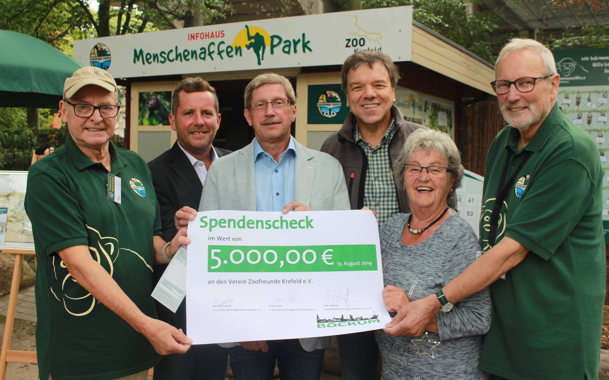 Spendenübergabe am Sammelstand im Zoo: Vorsitzender