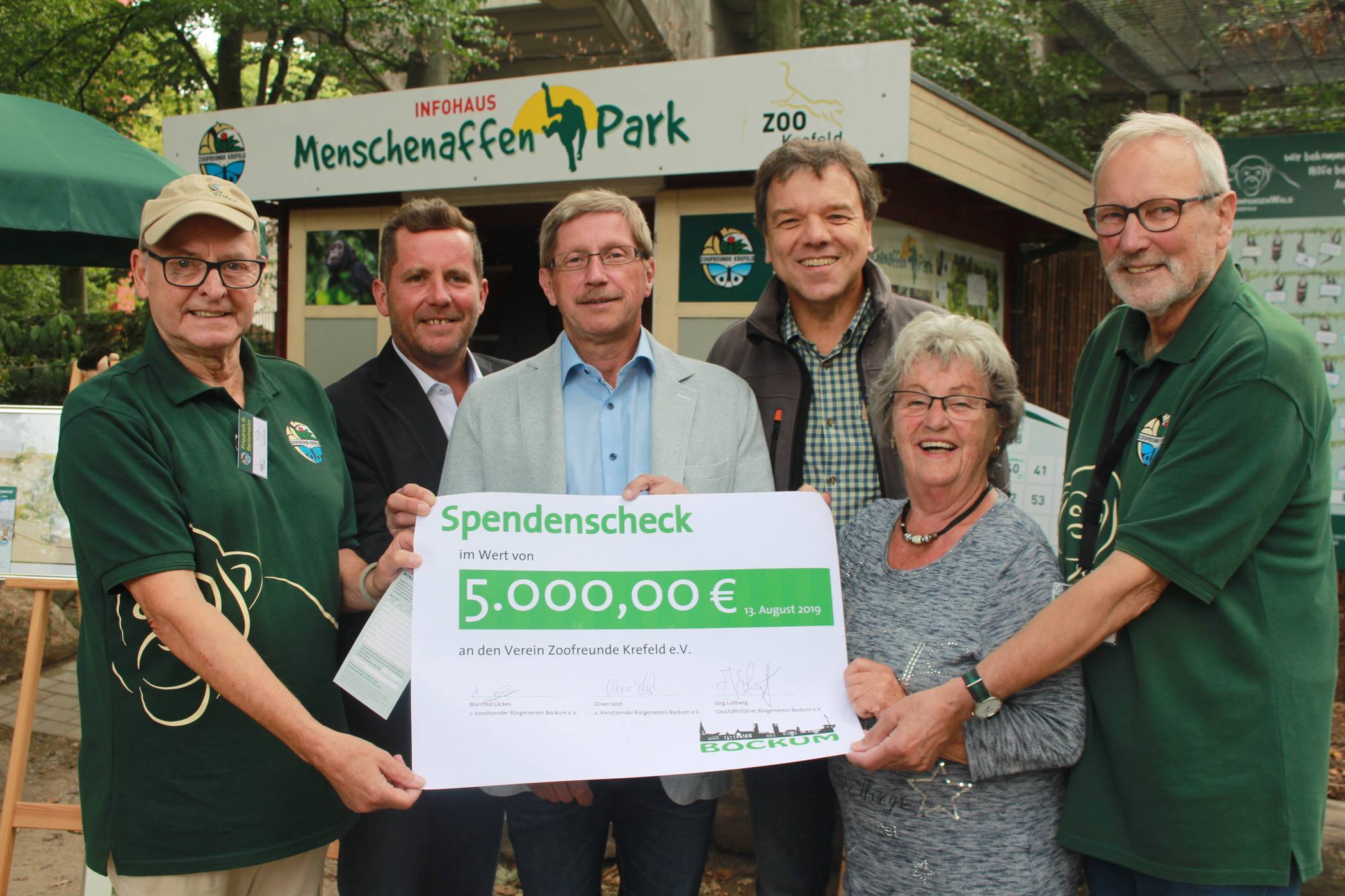  Spendenübergabe am Sammelstand im Zoo: Vorsitzender Manfred Läckes (Mitte), sein Stellvertreter Oliver Leist und Kassiererin Margret Leist vom Bürgerverein Bockum übergeben den Scheck an Zoodirektor Dr. Wolfgang Dreßen (2.v.r.) sowie Friedrich R. Berlemann (l.) und Dietmar Schörner (r.), Vorständler der Zoofreunde. 