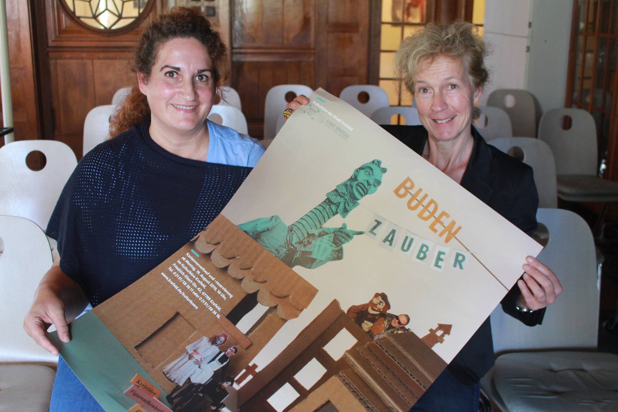 Hoffen auf gefüllte Sitzreihen: Anke Zwering (l.) ist eine der Organisatorinnen des Krefelder Budenzaubers. Dr. Gabriele König (r.), neue Leiterin des Kulturbüros und Kulturbeauftragte der Stadt Krefeld, unterstützt das Projekt.