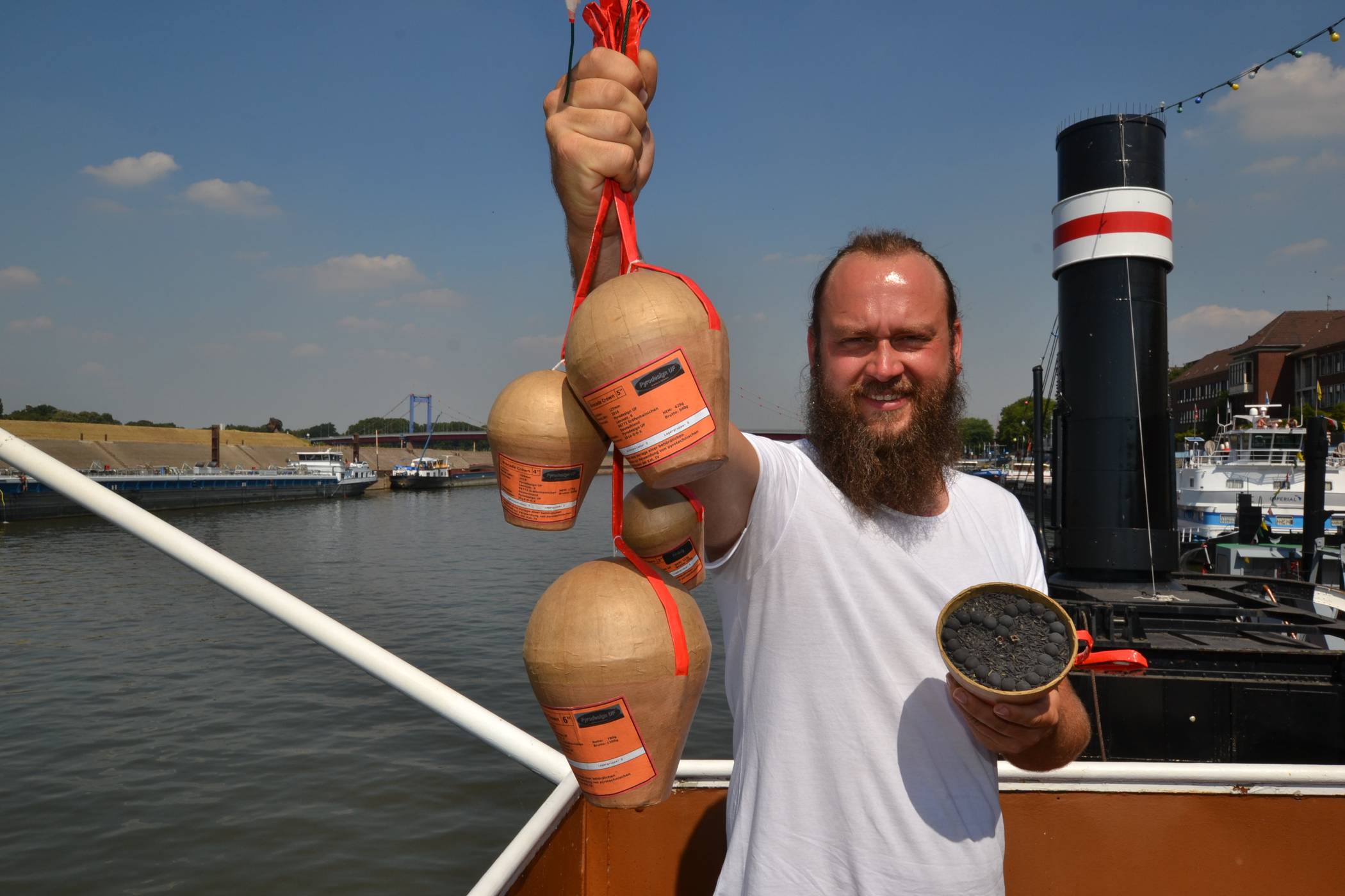 Jetzt aber: Sascha Tietze kann die liegen gebliebenen Farbsterne und Herz-Effekt-Kugeln vom letzten Jahr rausholen.