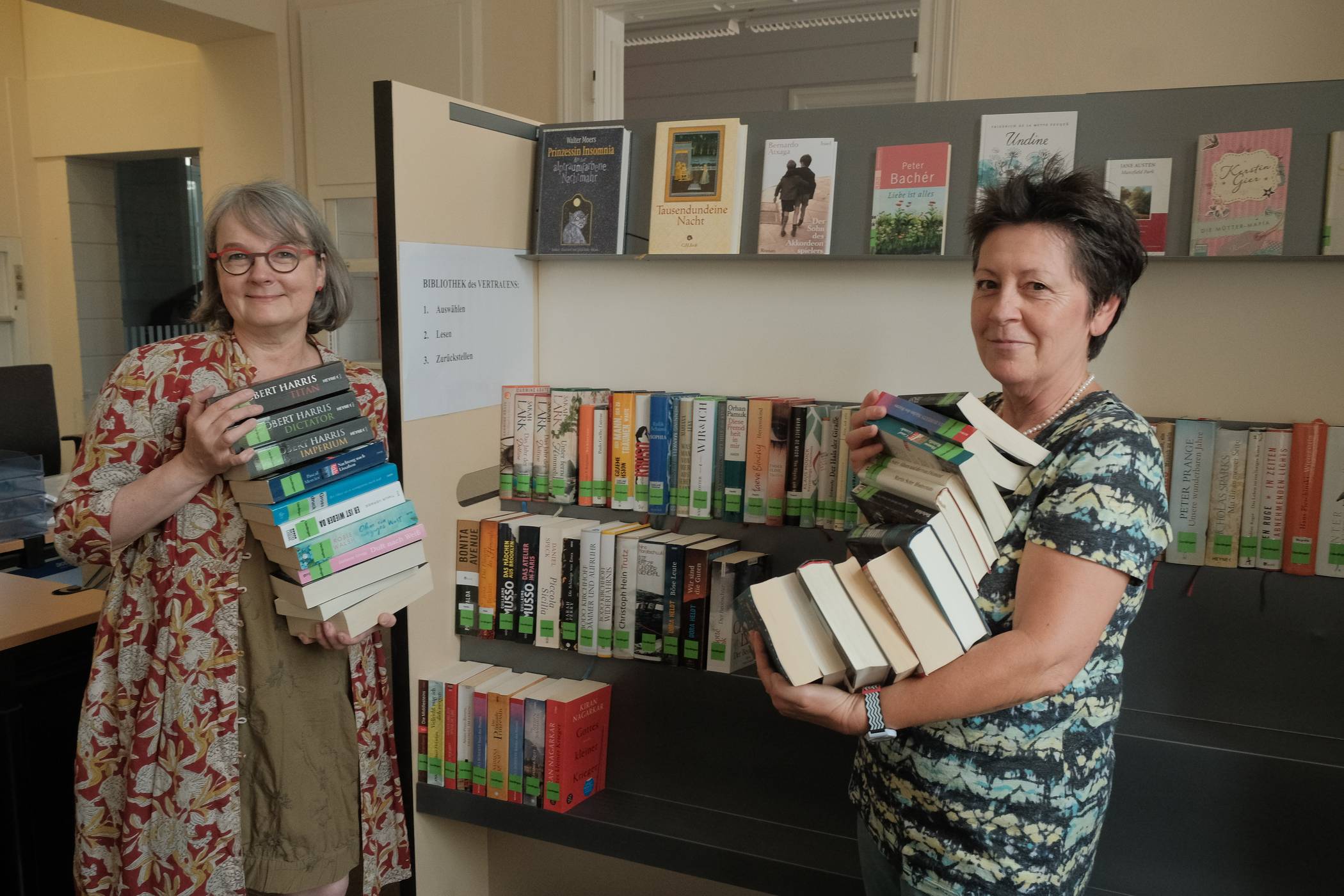  Rückkehr nach Uerdingen: Mediothek-Leiterin Evelyn Buchholtz (l.) und Kollegin Claudia Mandt vor der neuen Ausleihe in Uerdingen. 