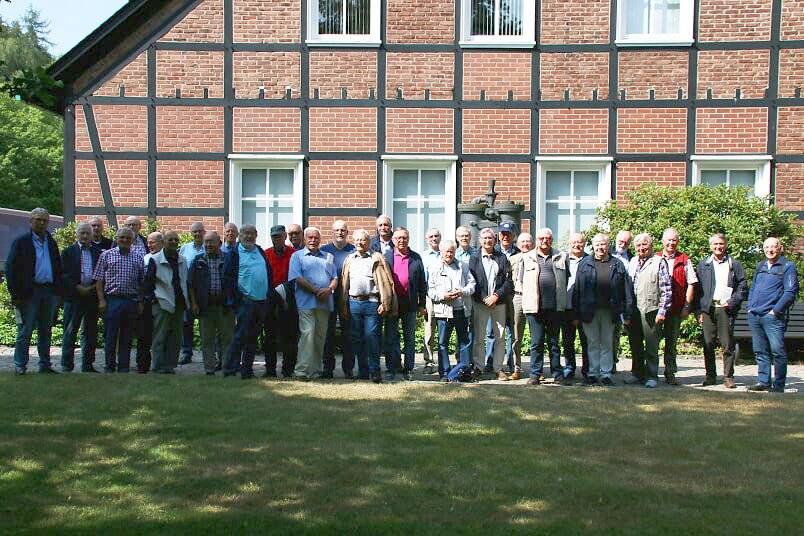 41 Meerbuscher Männer bei ihrer Tagestour. Am Ende gab es Schinkenschnittchen und alle Erzeugnisse des Hauses Krombacher zur Stärkung.