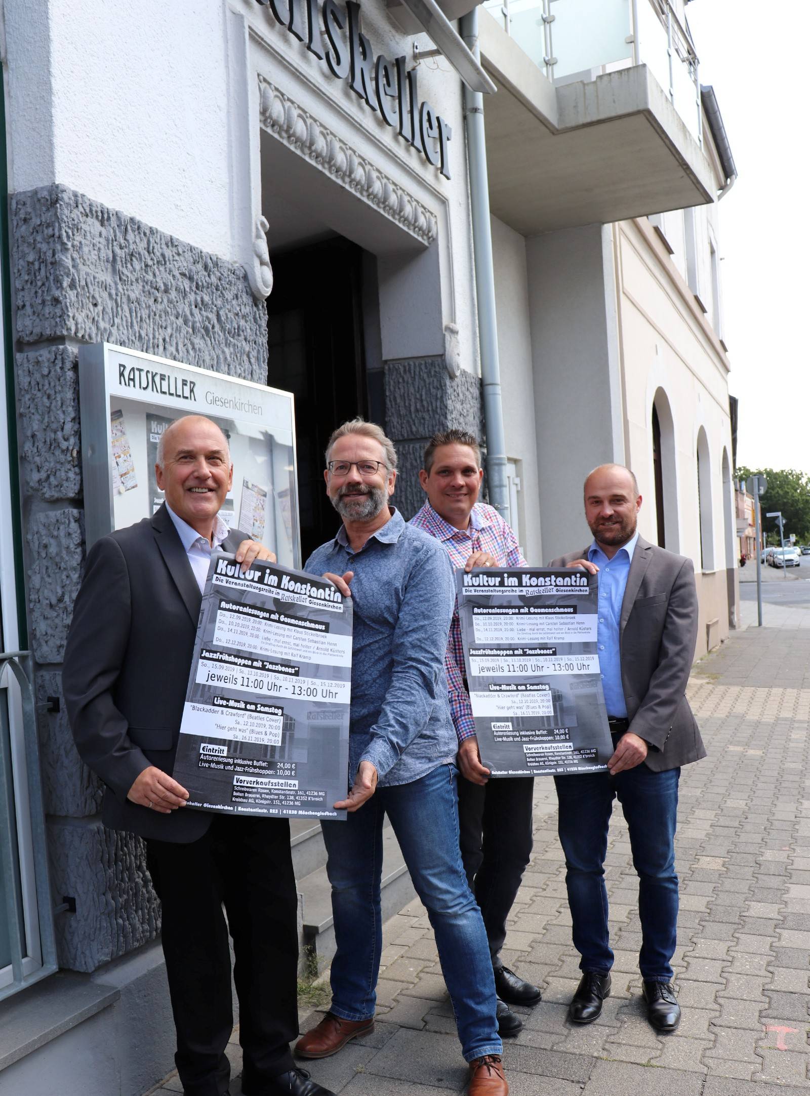 Wollen den Ratskeller wiederbeleben: Kreisbau Vorstand, Jürgen Meisen (l.) und Carsten Jansen (r.), Journalist und Autor Arnold Küsters (2.v.l.) und Caterer Christopher Muthig. Foto. Ulrike Mooz 