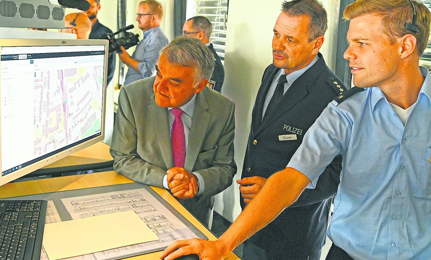 NRW-Innenminister Herbert Reul ließ sich am Mittwoch vom Leiter der Leitstelle, Rainer Bayer, und Polizeikommissar Tim Schumacher (v.l.) das GPS-System erklären.