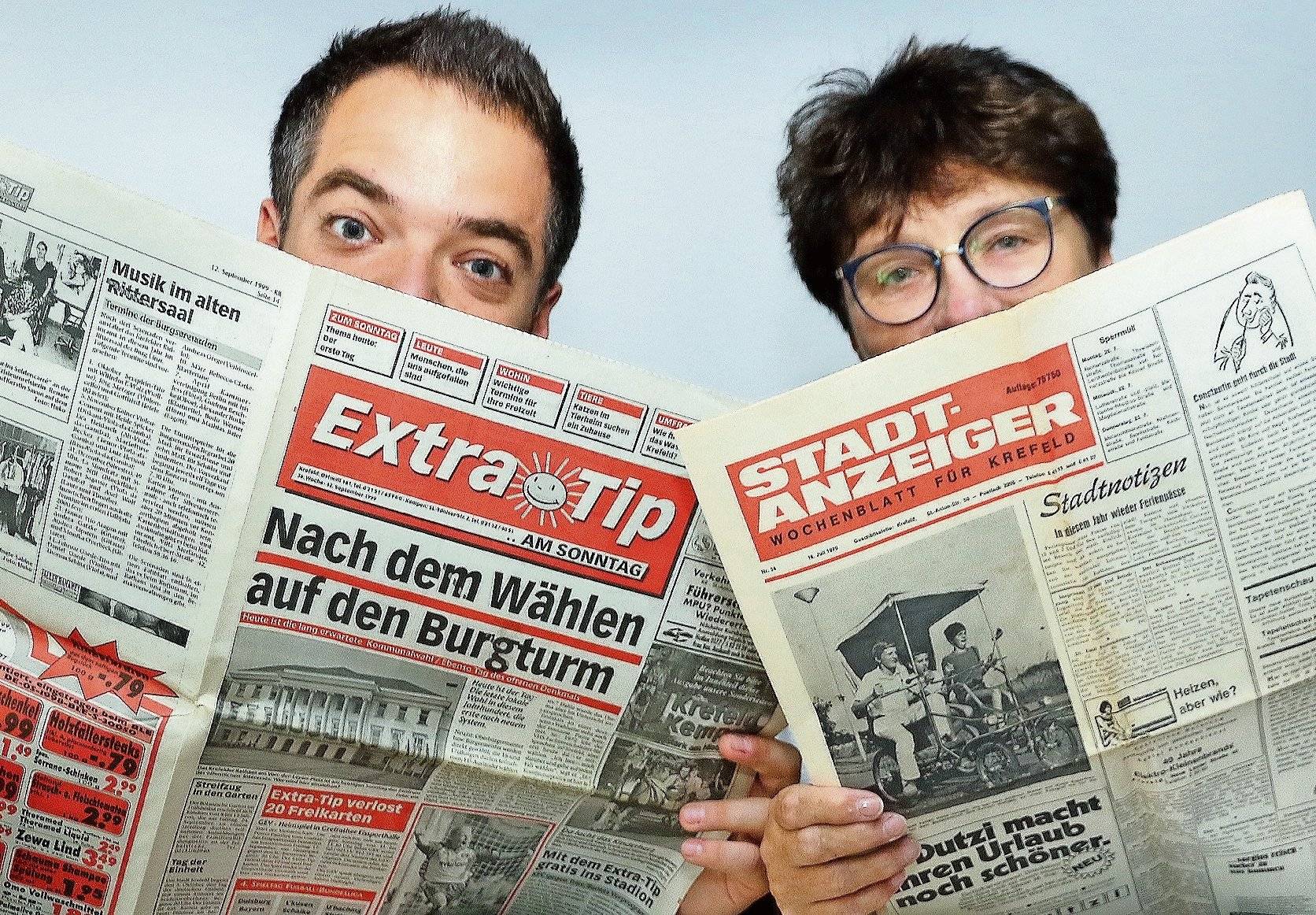 Lieb gewordene Lektüre: Seit 50 Jahren begleiten unsere Wochenblätter rund 150.000 Haushalte durch die Zeit. In Abständen modernisierten sich die Aufmachungen. Im Jubiläumsjahr geben wir Ihnen, liebe Leserinnen und Leser der heutigen Titel „Extra-Tipp“ und „StadtSpiegel“, Gelegenheit, Ihre Erinnerungen in unserer Sonderausgabe im November in gedruckter Form zu sehen.
