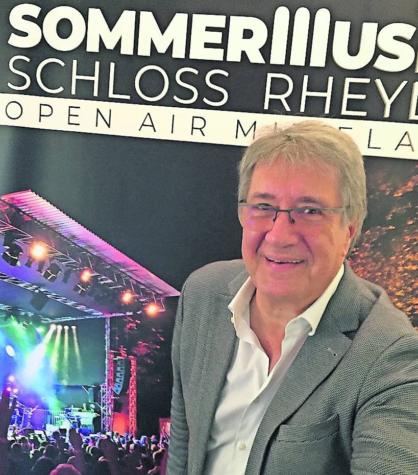  Die tolle Atmosphäre im Selfie festhalten – Veranstalter Günter vom Dorp zeigt vorm Selfie-Point, wie’s geht. 