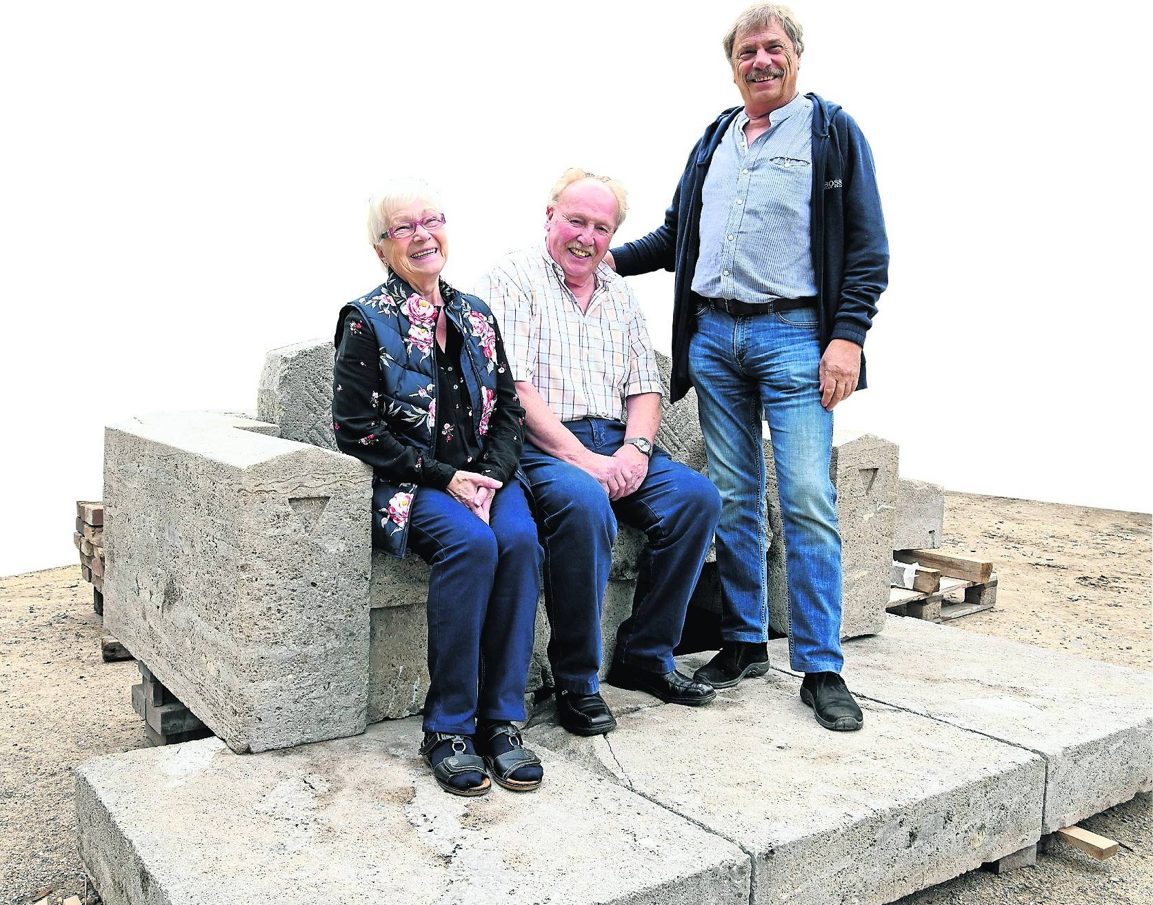  Die Bank ist schon fast vollständig wieder zusammen gesetzt: Margret und Dieter Küppers von der Bürgerinitiative Schmölderpark kämpfen zusammen mit Steinmetz Norbert Jansing (v.l.) für das alte Schmölderdenkmal von 1907.   