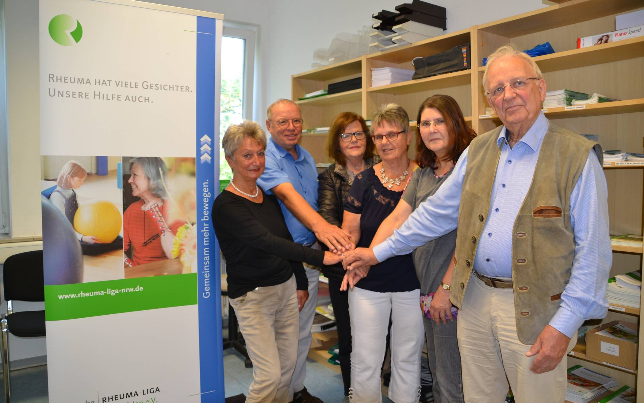 Gemeinsam mehr bewegen (v.l.): Renate Himmelbach, Peter Wiesner, Vera Grübnau, Helga Inhester, Eva-Marie Bieletzki und Wilhelm Werry haben die gemeinschaftliche Leitung der Arbeitsgemeinschaft Moers. Sie wollen auch anderen die Kraft geben, den Kampf gegen Rheuma aufzunehmen.