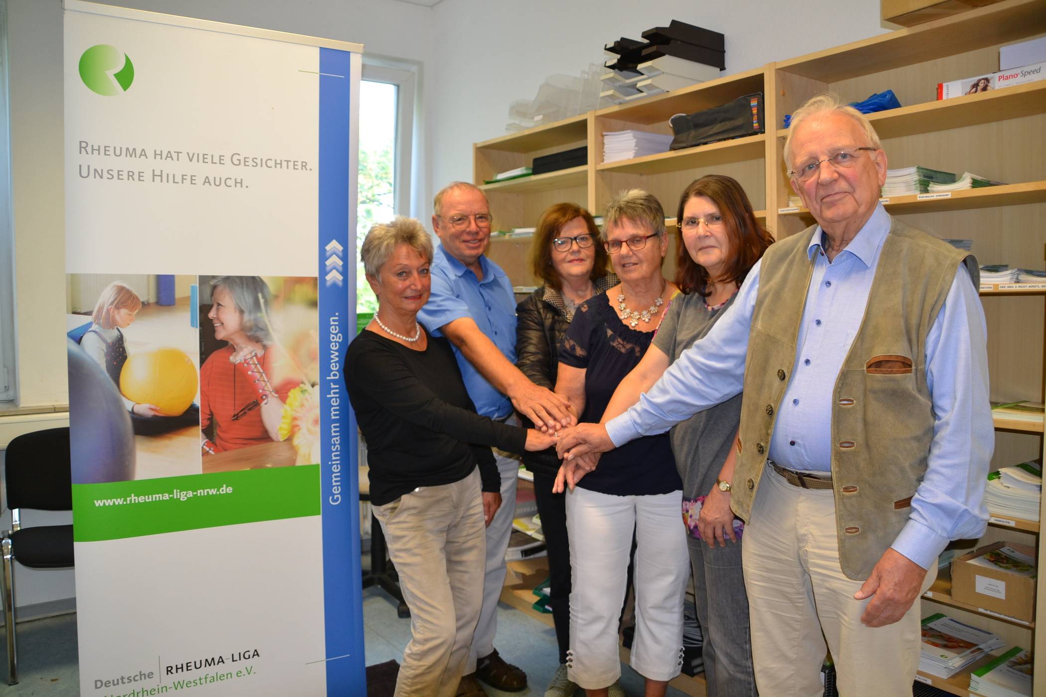 Gemeinsam mehr bewegen (v.l.): Renate Himmelbach, Peter Wiesner, Vera Grübnau, Helga Inhester, Eva-Marie Bieletzki und Wilhelm Werry haben die gemeinschaftliche Leitung der Arbeitsgemeinschaft Moers. Sie wollen auch anderen die Kraft geben, den Kampf gegen Rheuma aufzunehmen.