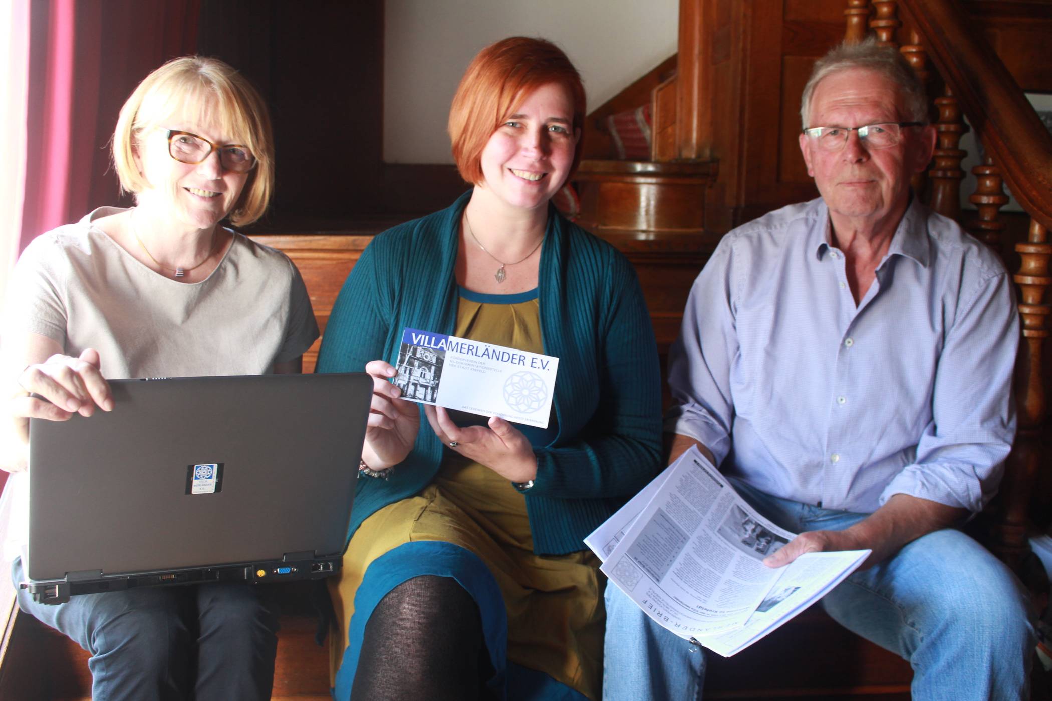  Umrahmt: Sandra Franz (Mitte) leitet die NS-Dokumentationsstelle in der Villa Merländer. Die Ehrenamtler Annemarie Vössing und Götz Waninger unterstützen die Leiterin und den Förderverein durch ihre engagierte Mitarbeit. 