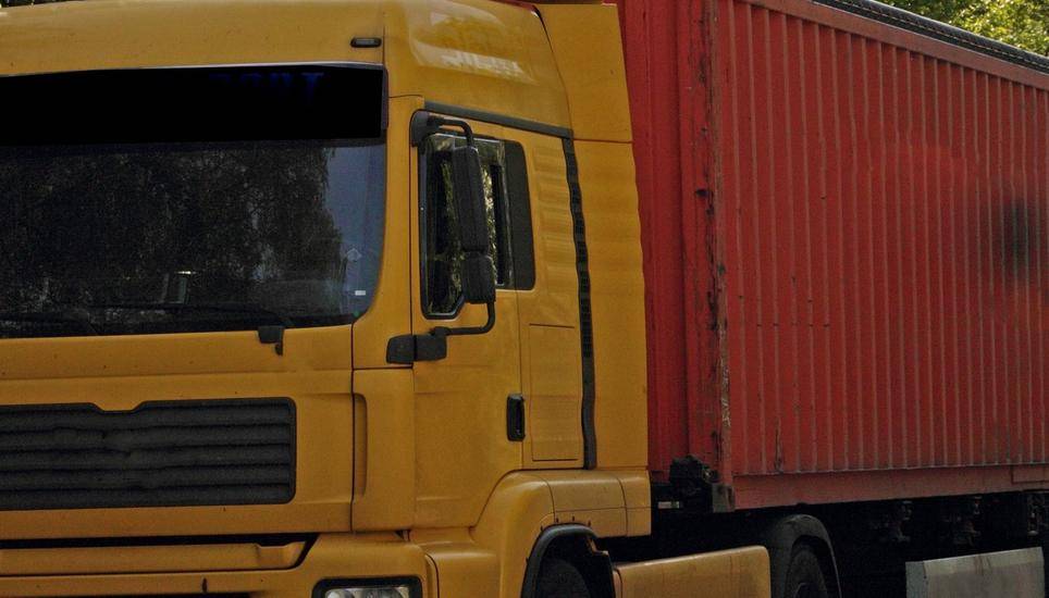 Zwei Männer und eine Frau: Diesel-Diebe nachts auf frischer Tat ertappt