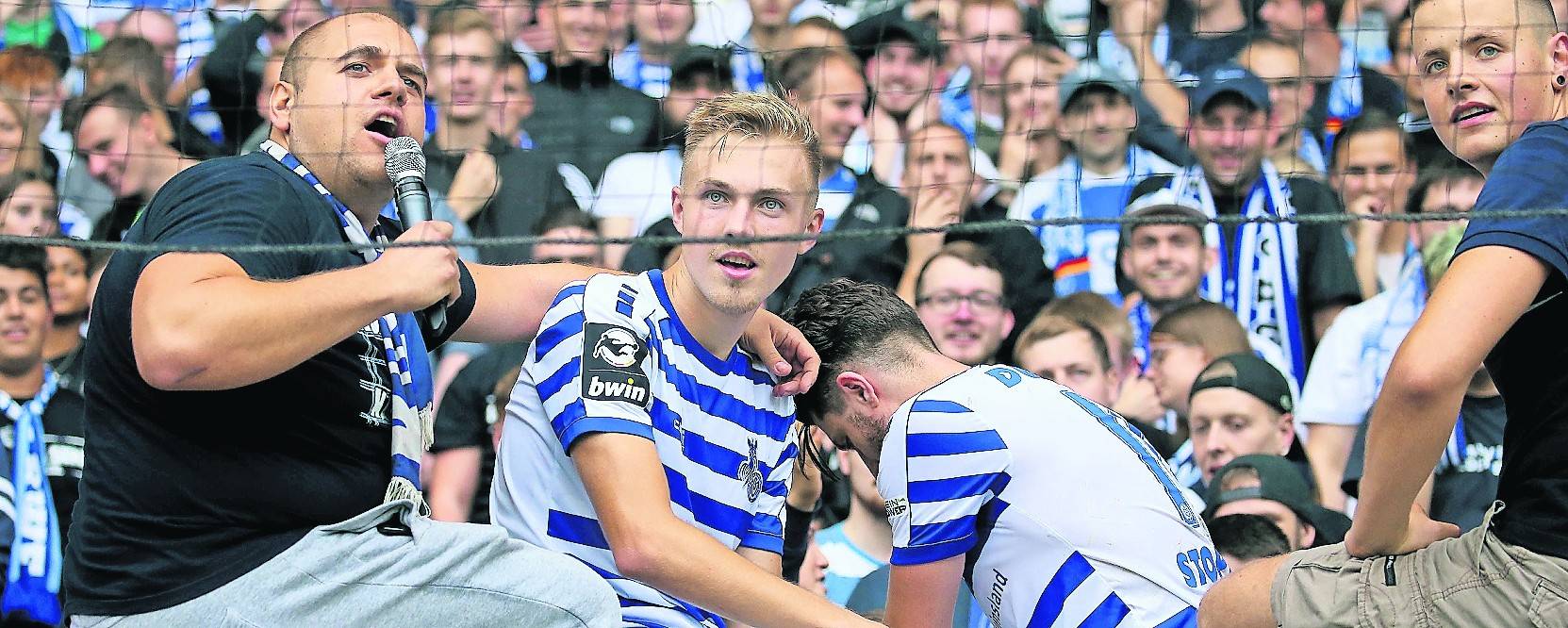 Lukas Daschner feiert gemeinsam mit den Fans in der Nordkurve den 3:1-Heimsieg gegen Zwickau.