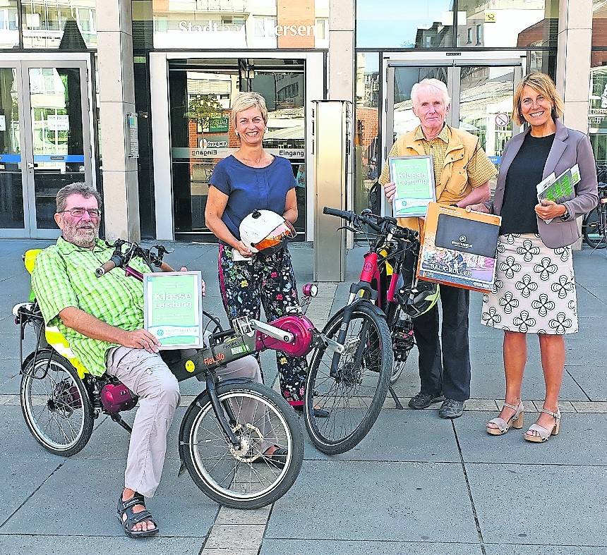 Bürgermeisterin Sabine Anemüller, Ulrich Allen, Susanne Laurenz vom städtischen Citymanagement und Hartmut Genz vom ADFC (v.r.).