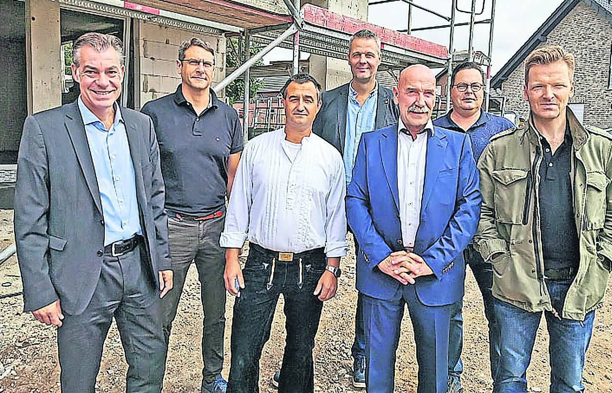 Frank Gellen (Bürgermeister), Markus Hamacher(Architekt), Robert Helten (Zimmermann), Thomas Rings (Statik), Hans-Wilhelm Janissen (Atrium GmbH), Volkmar Reitzenstein (Bauunternehmung) und Jens Govinda Janissen (Atrium Gmbh) beim Richtfest für das Laumanns Quartiert.