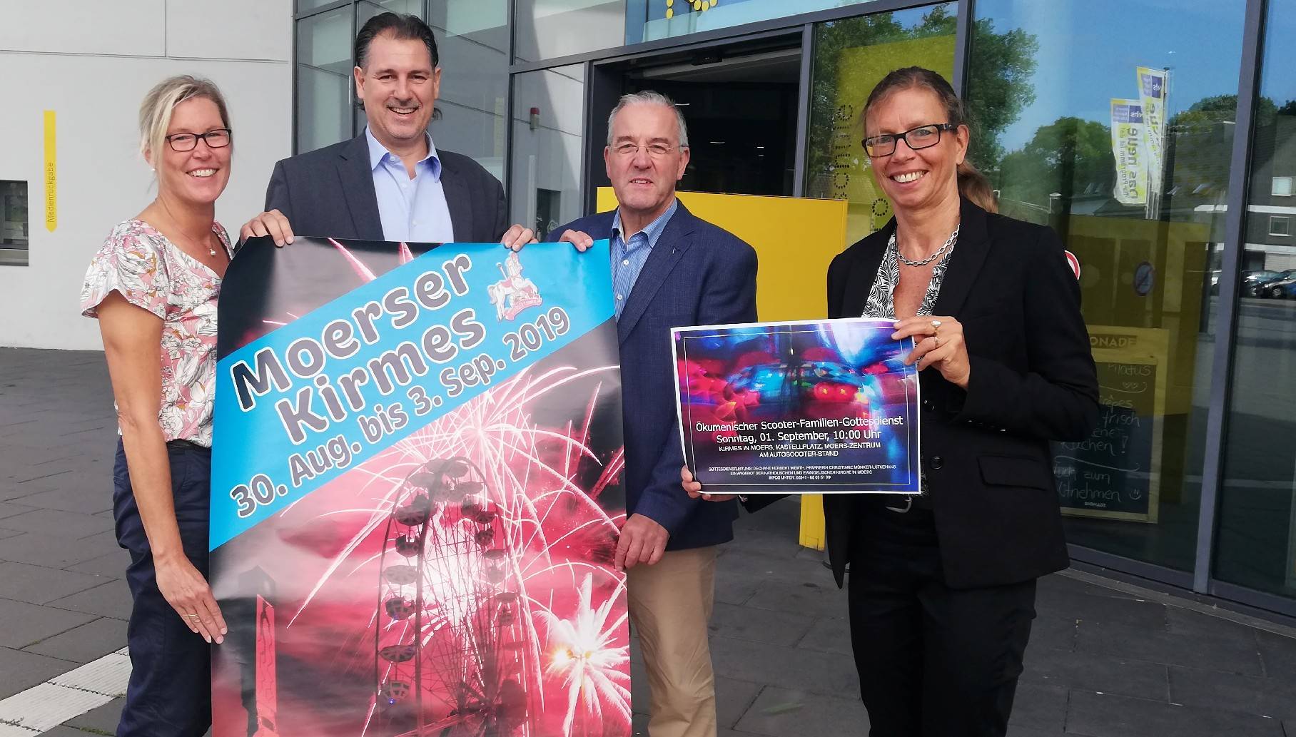  Sabine Opgen-Rhein und Michael Birr von MoersMarketing sowie Dechant Herbert Werth und Pfarrerin Christian Münker-Lütkehans freuen sich auf die Moerser Kirmes. 