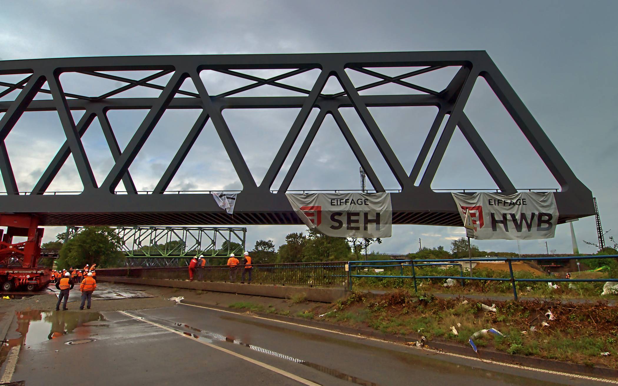 Nachdem das erste Teilstück des Transportweges geschafft war, mussten die Bauleute am...