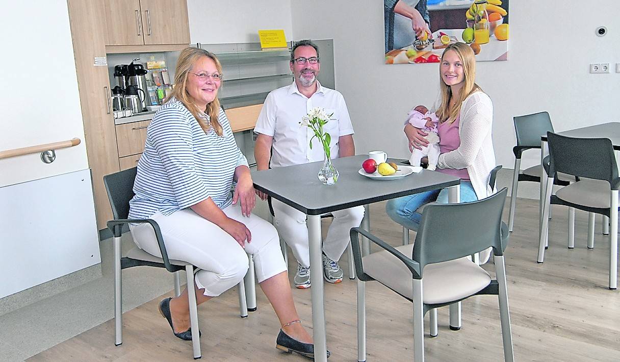 Die komplett neu gebaute Station hat einen großzügigen Raum zum Frühstücken, in dem sich Mutter und Kind so richtig wohlfühlen können. Oberärztin Dörthe Scharnhorst, Chefarzt Dr. med Georgios Stamatelos und Mutter Tatjana-Melissa Biastoch-John mit der neuen Erdenbürgerin Amelie haben sich hier zum Gespräch getroffen.