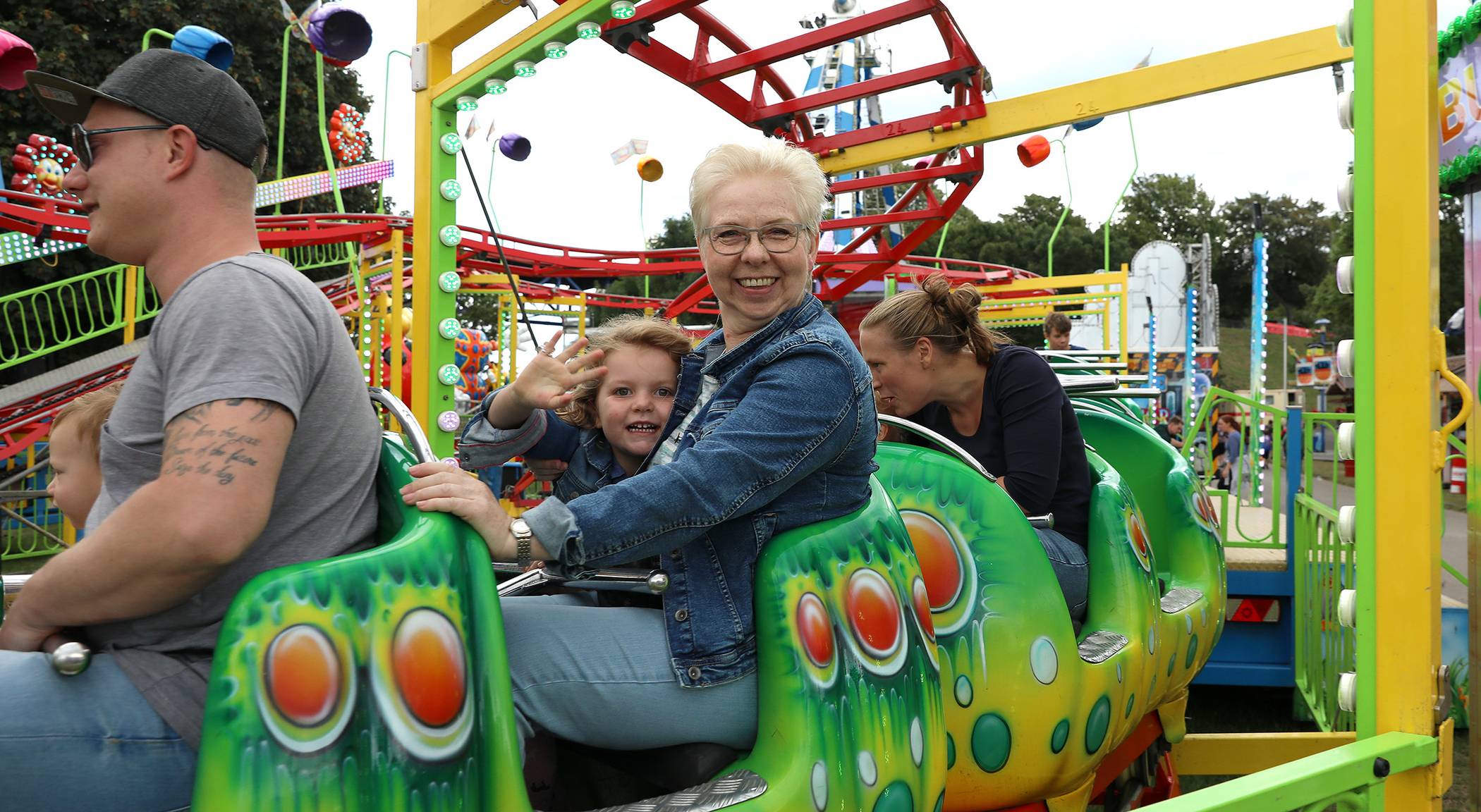Elisa Marie Lehmann hatte mächtig Spaß am Montag auf der Hafenkirmes. Mit Oma Sabine ging’s auf die „Raupe“.