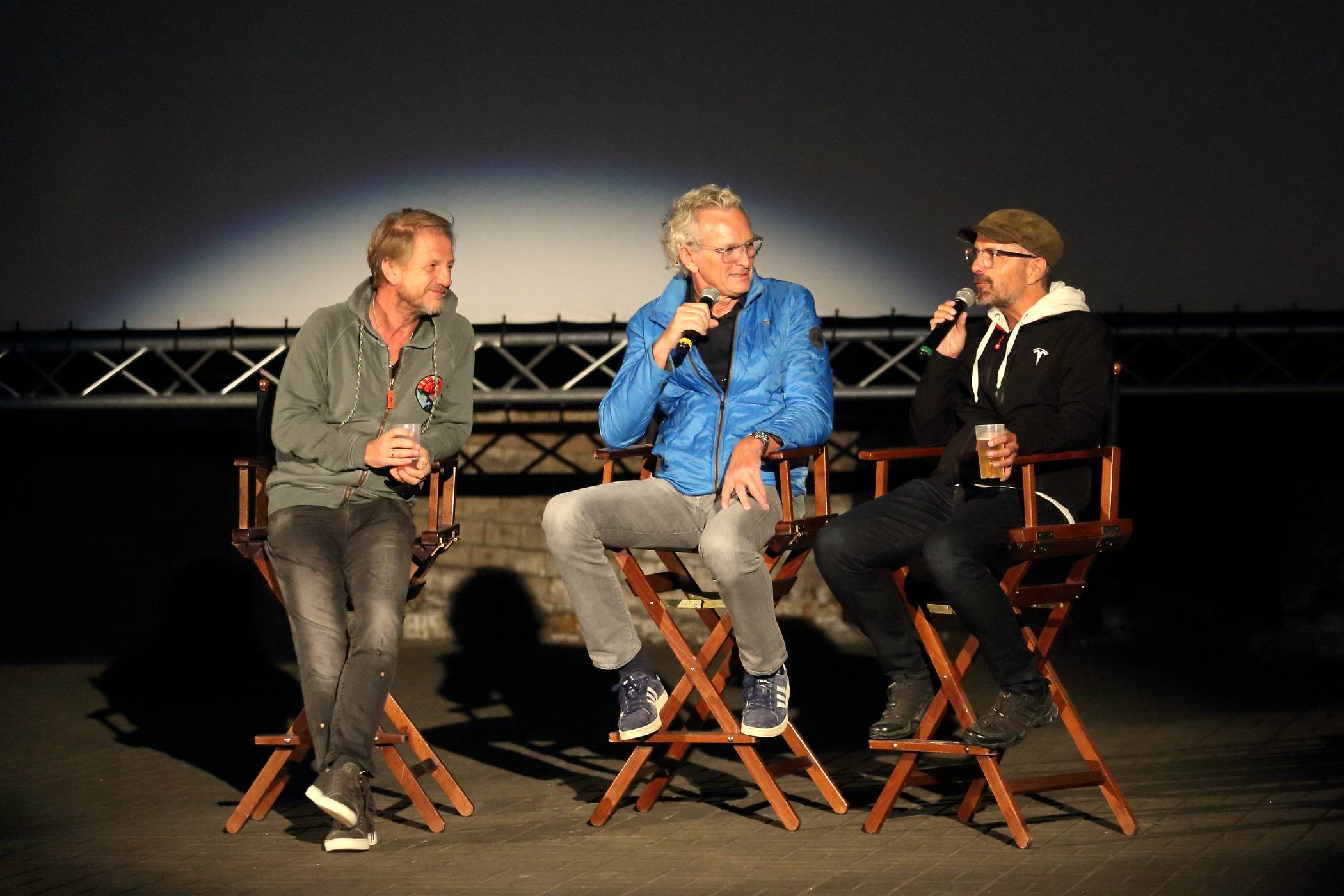  „Kuck Dir mal das beste Open-Air-Kino Deutschlands an!“ Sönke Wortmann (l.) hatte zum Gespräch mit Kai Gottlob (Mitte) noch Christoph Maria Herbst (r.) mitgebracht. Foto. Thomas Berns 