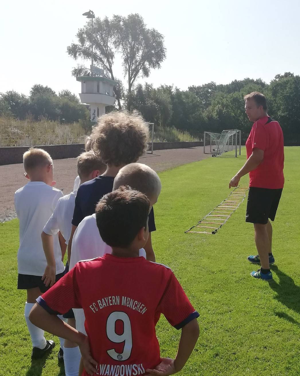Sven Zocher beim Training mit den Kindern auf der Platzanlage des MSV Moers.