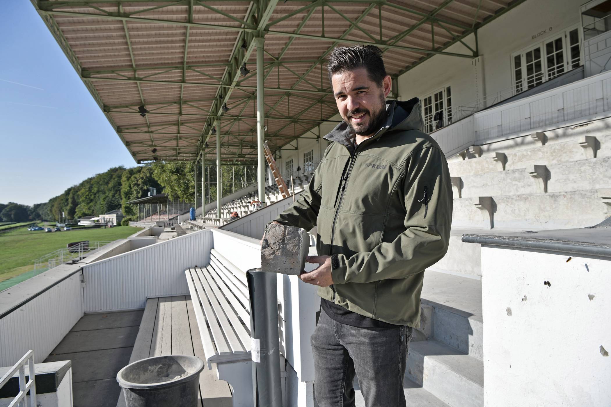 Zurzeit werden Gebäude der Rennbahn im Stadtwald saniert: hier Architekt Burkhard Lange auf der Baustelle.