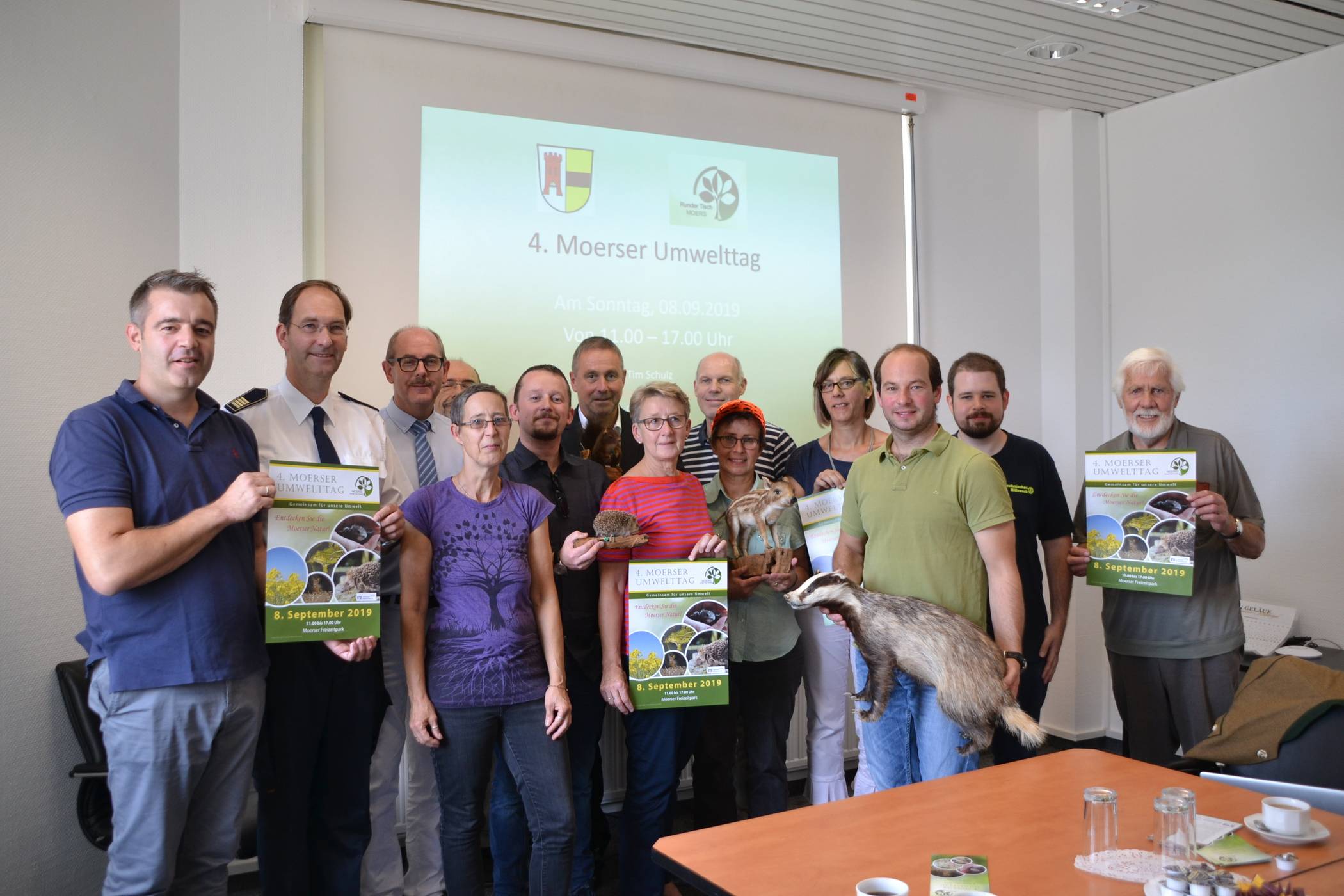 Freuen sich Ihnen vorstellen zu können, was in Moers zum Thema Umwelt so alles passiert: Die Akteure des vierten Moerser Umwelttages im Freizeitpark.