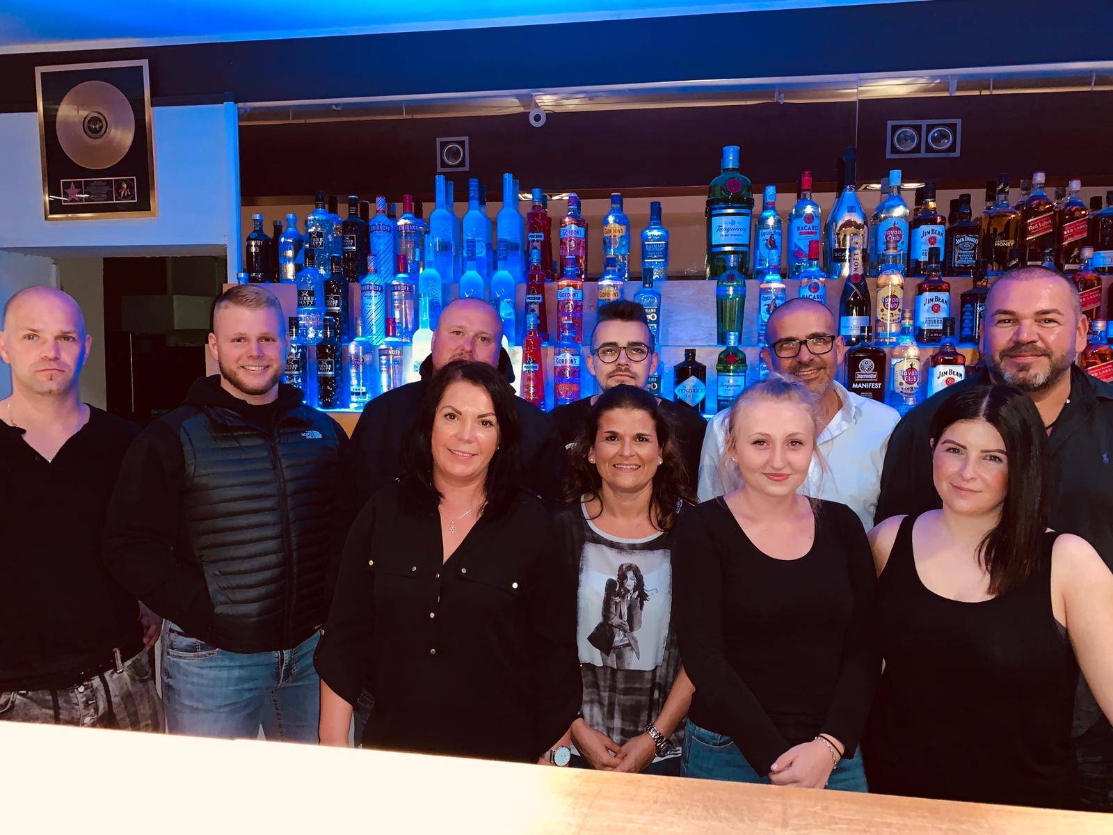  Das Goldwasser-Team um Geschäftsführer Carlos Pena (r.) ist bereit für die Spenden-Party zugunsten der Aktion Lichtblicke. 