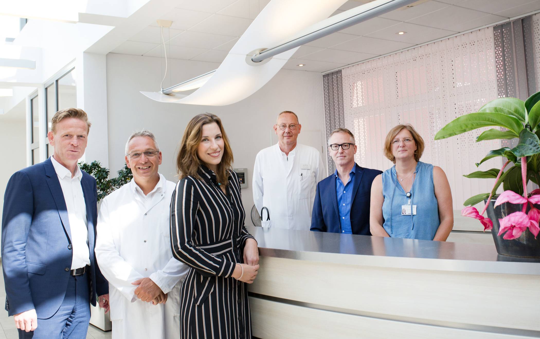 Dr. Ralf Engels (Vorstand der Stiftung Krankenhaus Bethanien), Dr. Kato Kambartel (Leiter des Onkologischen Zentrums Bethanien), Felicitas Kalter (Psycho-Onkologin, Bethanien), Dr. Thomas Voshaar (Ärztlicher Direktor, Bethanien), Patrik Jotzo (Psycho-Onkologe, Bethanien) und Kerstin Zimmer (Psycho-Onkologin, St. Josef) haben die erste Krebsberatung im Kreis Wesel auf den Weg gebracht.