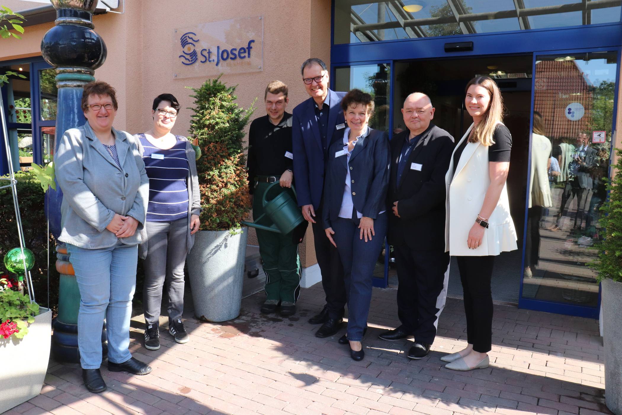 Zufrieden mit dem Projekt sind Sandra Beine (Küche), Verena Klein (Betreuung), Tobias Hoffmann (Garten/Hausmeistertätigkeit), Franz-Josef Schmitz (Jobcenter), Silvia Küppers und Gerhard Otten (Altenheim St. Josef) sowie Ruth Pakusch vom Job-Center (von links).