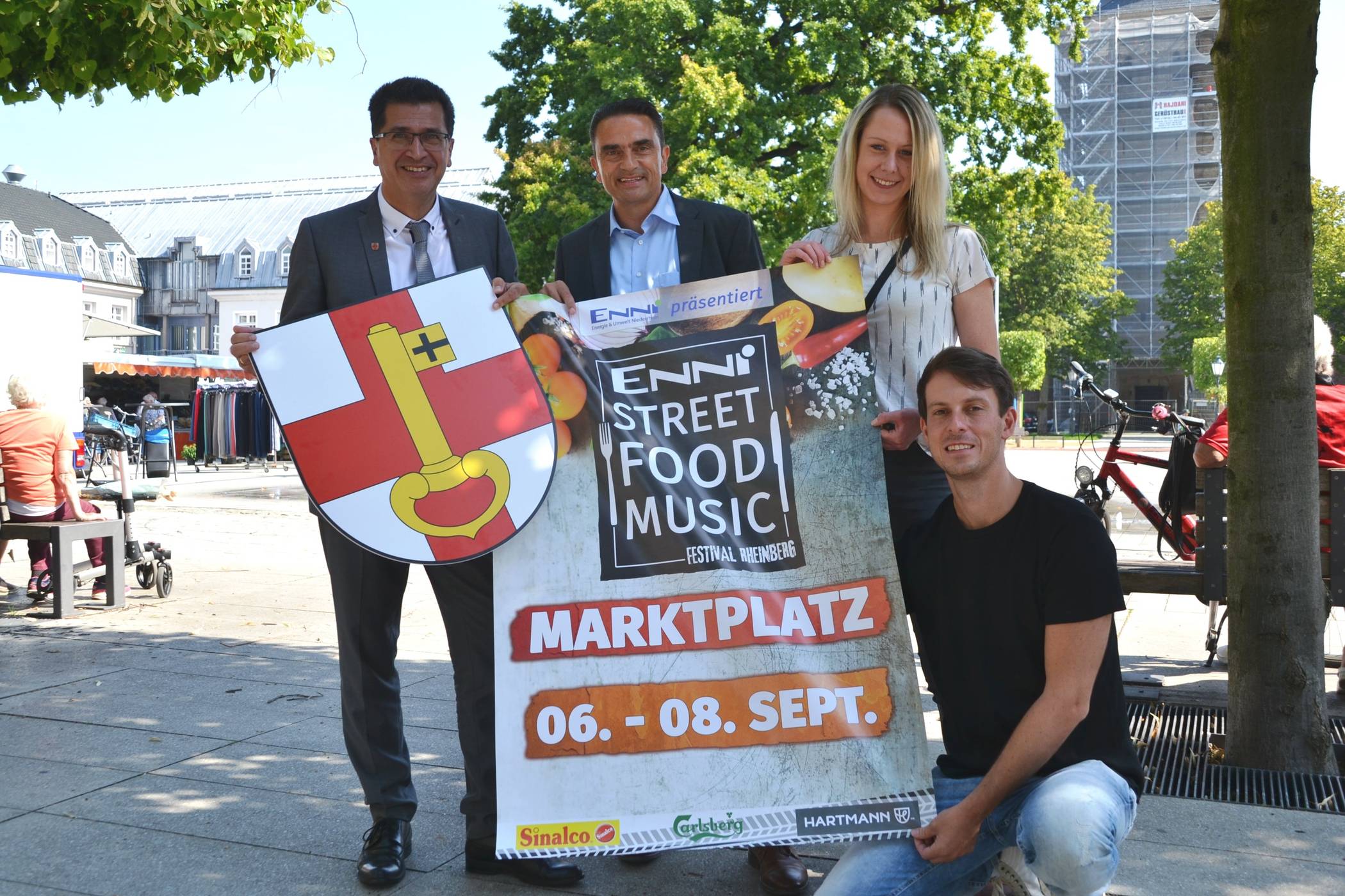  Bürgermeister Frank Tatzel, ENNI-Pressesprecher Herbert Hornung sowie Linda Noll und Alexander Binevitch von der Agentur JUST Festivals freuen sich auf die Premiere des ENNI Street Food   Music Festivals Rheinberg. 
