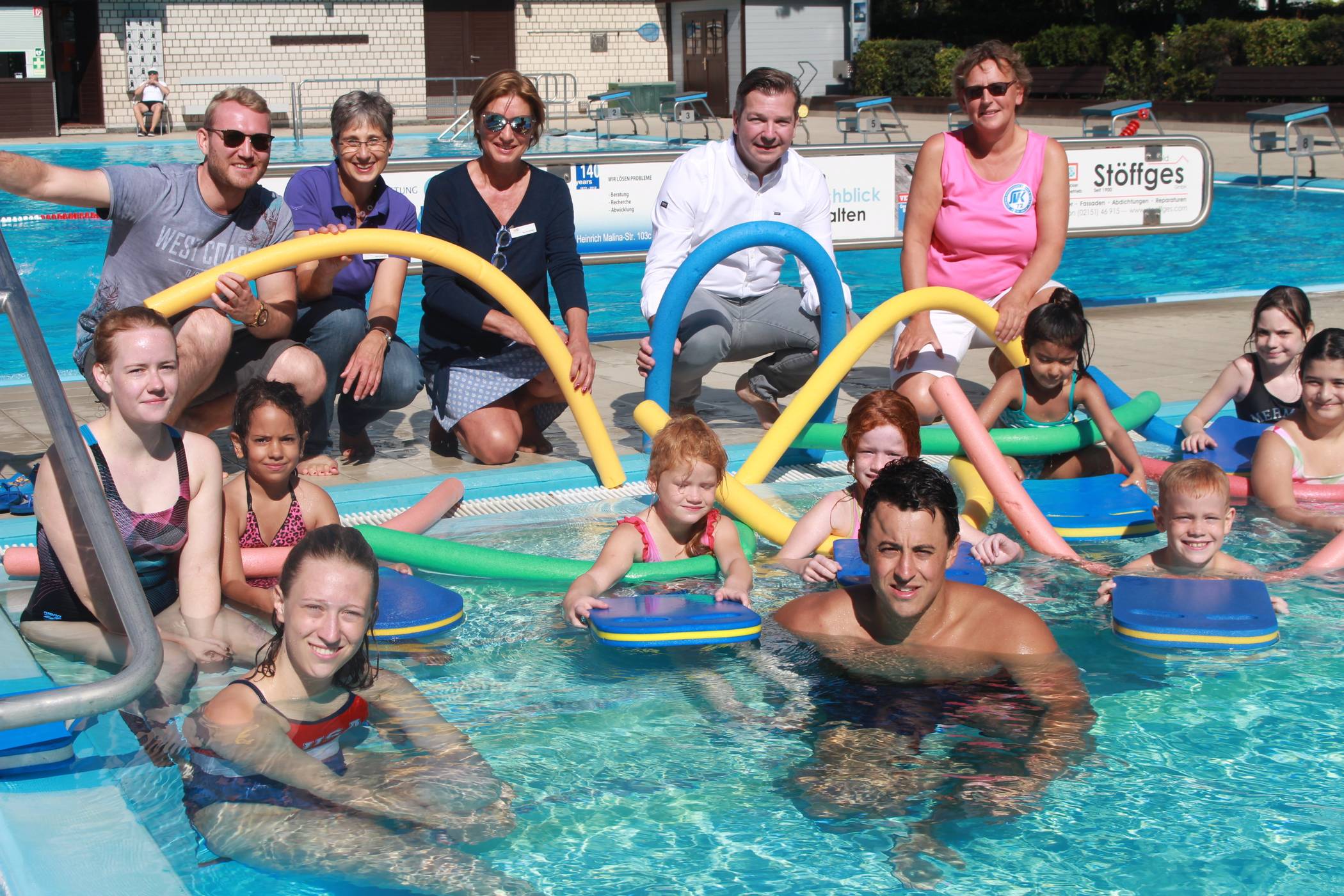  Spaß im Nass: Paul Huber (vorn) und seine Co-Trainerinnen (l.) bringen den Schulkindern das Schwimmen bei. Von den Fortschritten der munteren Schwimmer überzeugen sich: (oben v.l.) Jonathan Schürmann, Erzieher an der Buchenschule; Sigrid Augustin und Monika Klingen vom Vorstand der Bürgerstiftung; Michael Kreis von Sponsor Intersport Borgmann sowie Julia Vogel, Vorsitzende der SVK 72 e.V. 
