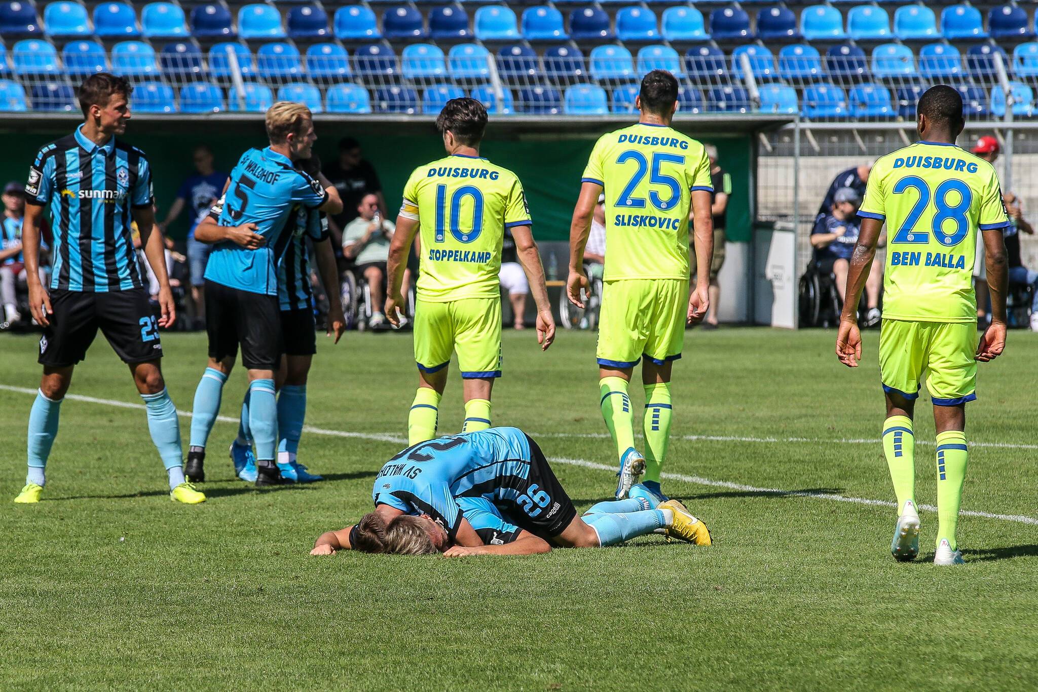  Nach dem Abpfiff im Glutofen Carl-benz-Arena: Die Mannheimer jubeln, die Duisburger treten betreten ab. 