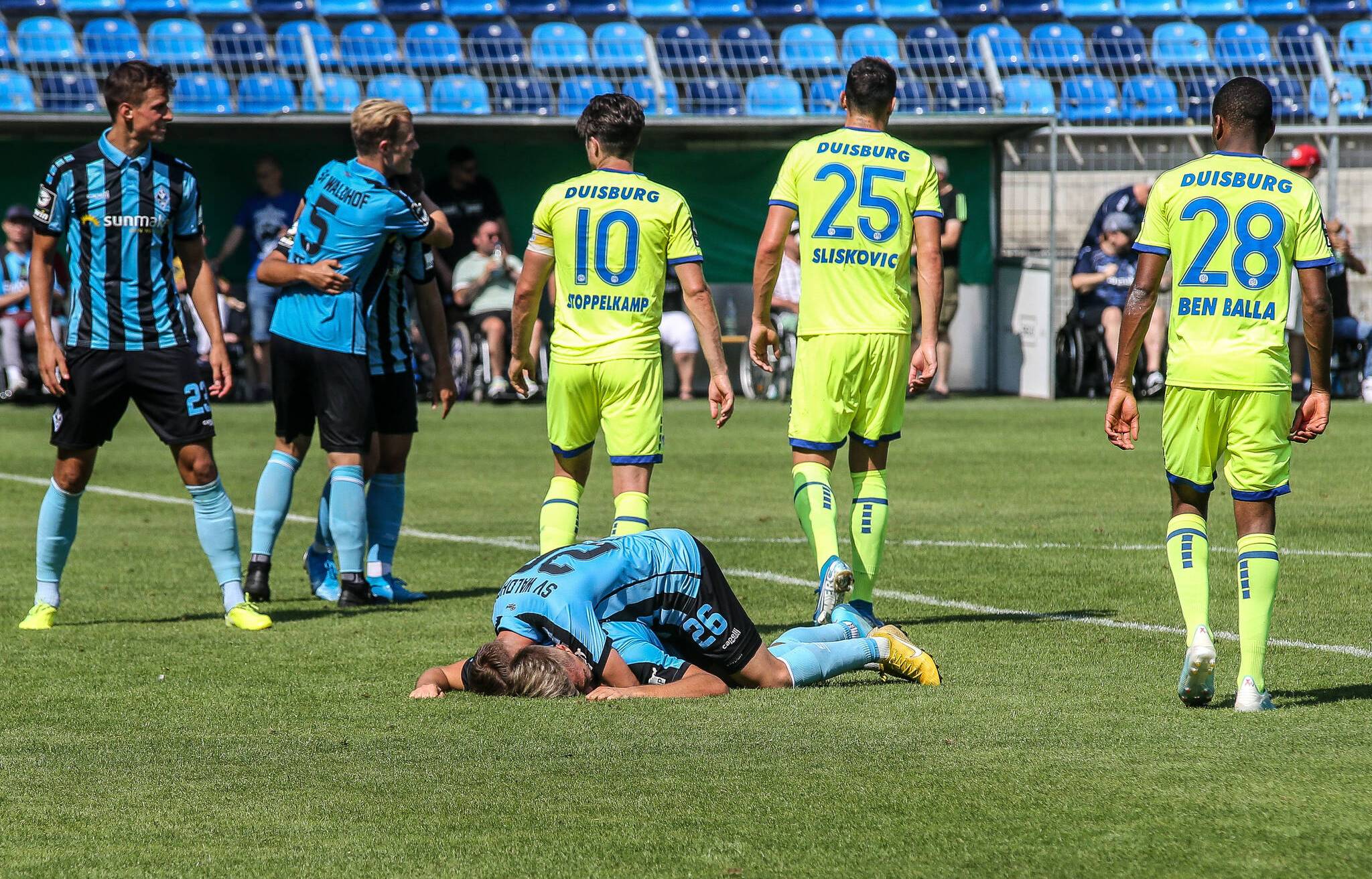 Nach dem Abpfiff im Glutofen Carl-benz-Arena: Die Mannheimer jubeln, die Duisburger treten betreten ab.