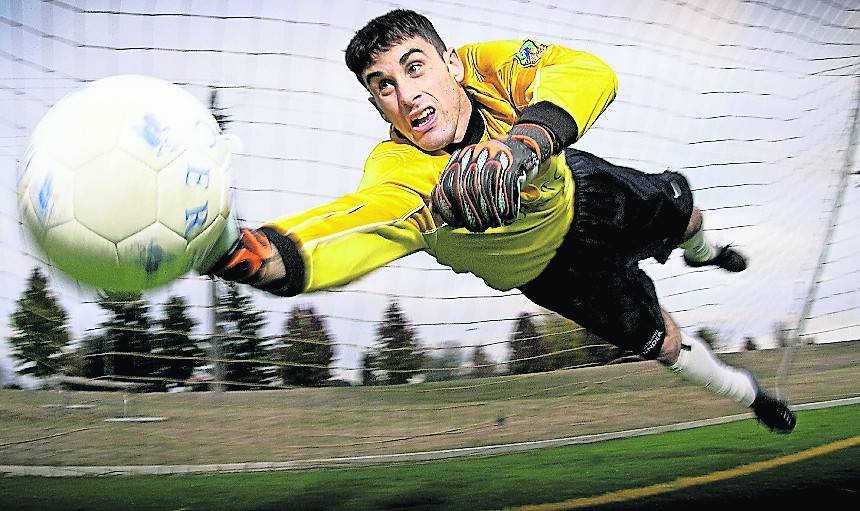 Er hat ihn ... Elfmeter satt und das auch noch in der Nacht gibt es beim Nachtelfmeterschießen in Schaag.