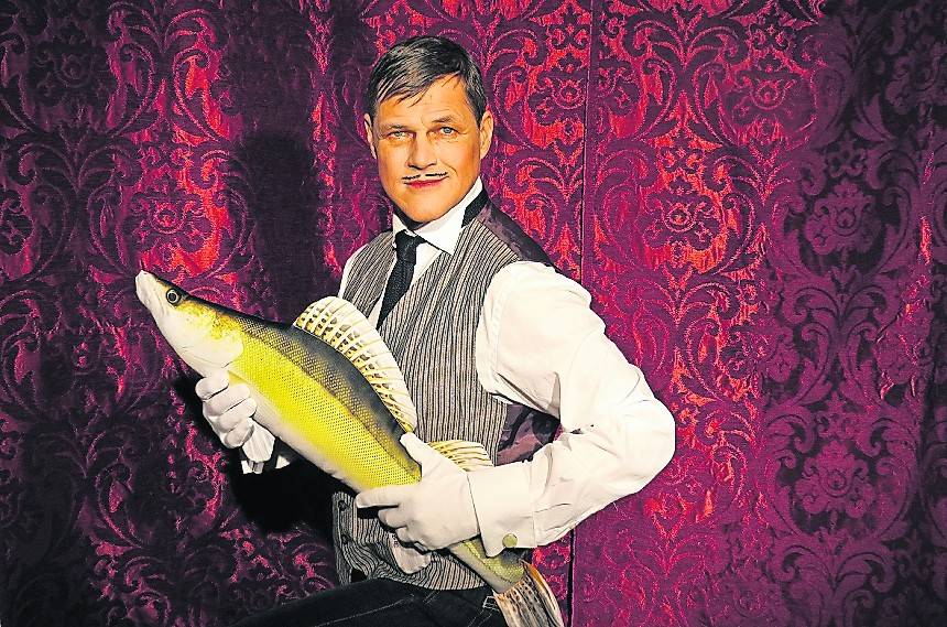 Das Ensemble des NiederrheinTheaters zeigt„Fisch zu viert“.