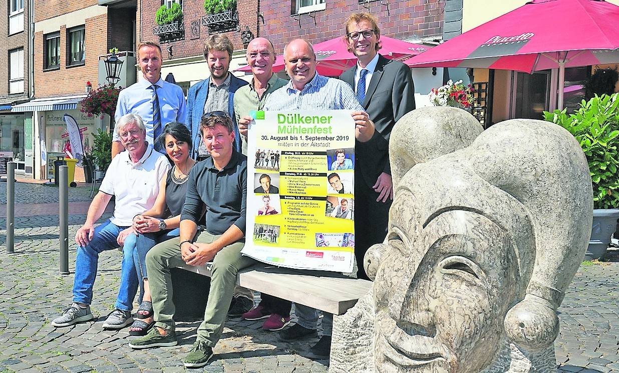  Freuen sich auf das Dülkener Mühlenfest (v.l.): sitzend Günther Kamp, Jasmin Hakopjan, Carsten Zielke (alle Arbeitskreis Dülkener Mühlenfest), stehend Clemens Roosen (Volksbank Viersen), Jan von der Heide (Citymanagement), Georgios Bakaloglu und Volker Diericks (AK Mühlenfest) sowie Frank Dors (Sparkasse Viersen). 