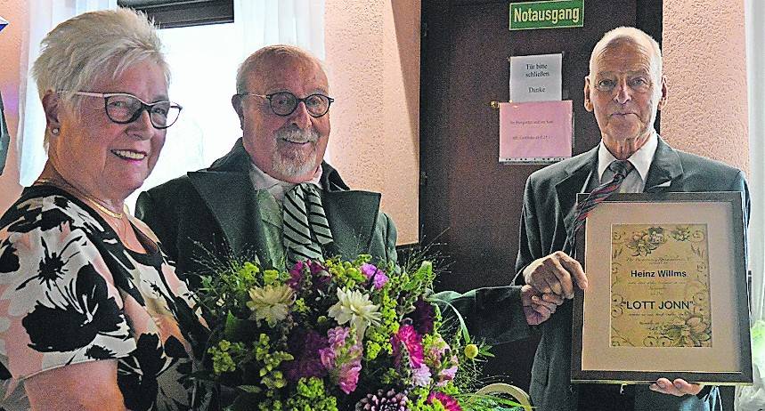 Der „Baas“ (Charly Jansen, 2. v. l) und die Kassiererin vom Bürgerverein, Gisela Günther, überreichten dem Preisträger Heinz Willms die Urkunde und Blumen.
