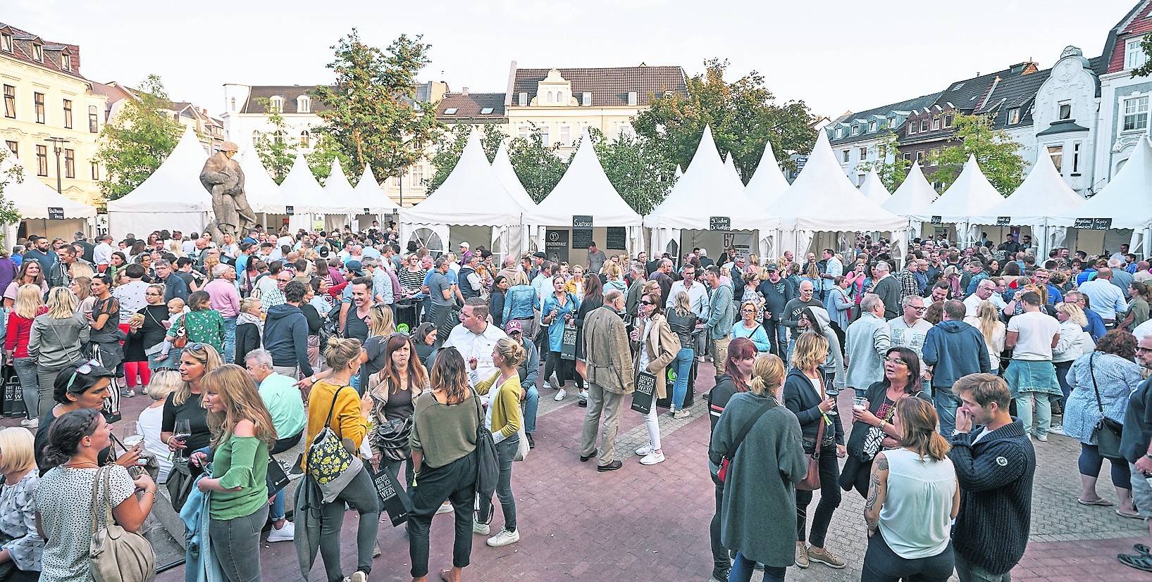 Am kommenden Wochenende steigt wieder das etwas andere Weinfest auf dem Schillerplatz. Einfach zum [g]niessen. 