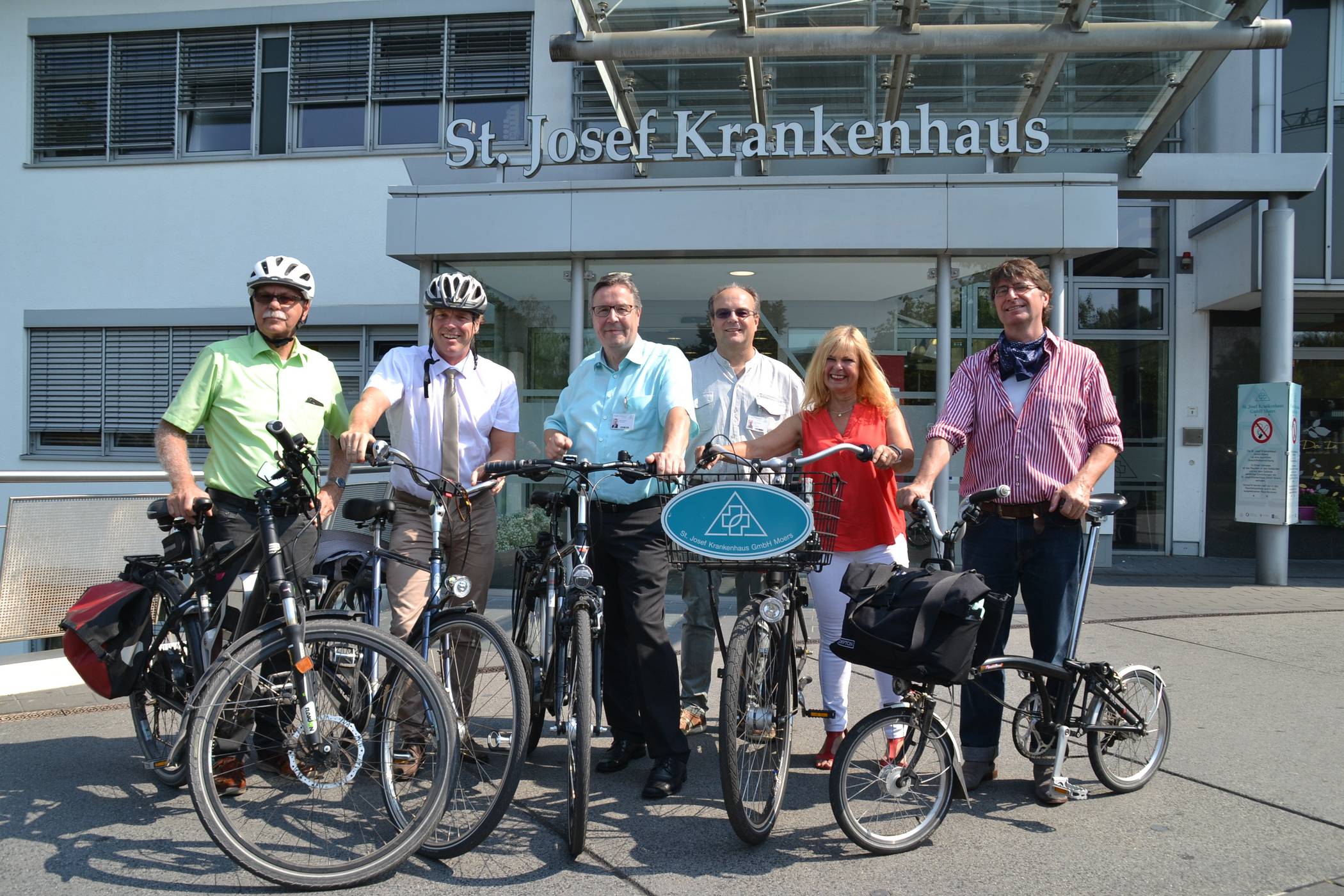 Frank Schneider (Leitung Qualitätsmanagement), Bürgermeister Christoph Fleischhauer, Ralf H. Nennhaus (Geschäftsführer), Klaus Armonies (Technischer Leiter), Regina Ozwirk (Unternehmenskommunikation) und Andreas K. Bittner (1. Vorsitzender ADFC Kreisverband Münsterland) freuen sich, dass das St. Josef Krankenhaus nach dem neuen EU-weiten Standard rezertifiziert wurde.
