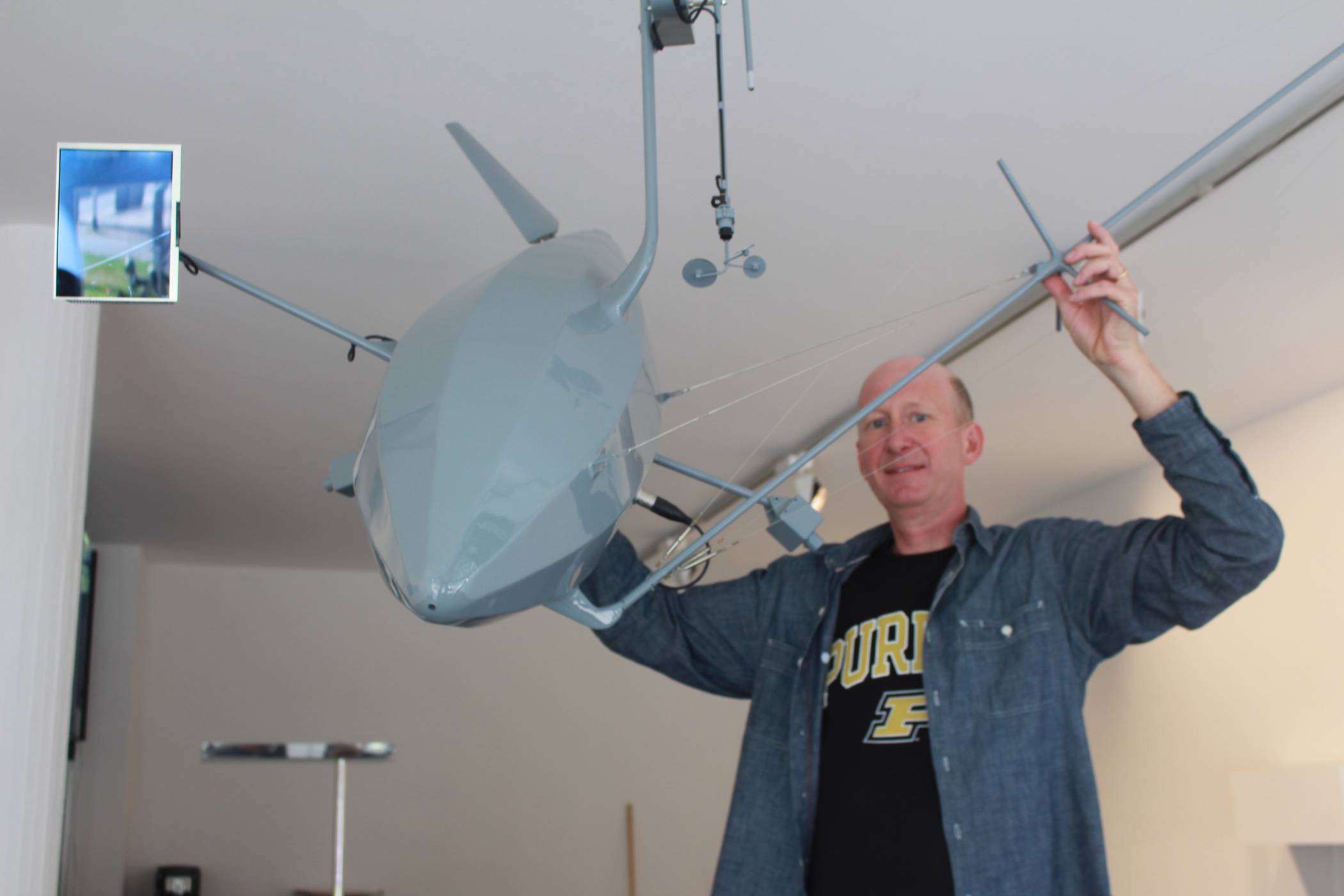  Tiefflug: Björn Schülke hat im Buschhüterhaus eine Drohne an die Decke gehängt. Ein zwiespältiges Objekt, das sowohl an Aufklärung wie an Bombengefahr erinnern kann. Schülkes Arbeit jedoch besticht vor allem durch ihre zweckfreie Skurrilität. Sie nötigt dem Betrachter ein verblüffendes Lächeln ab. 